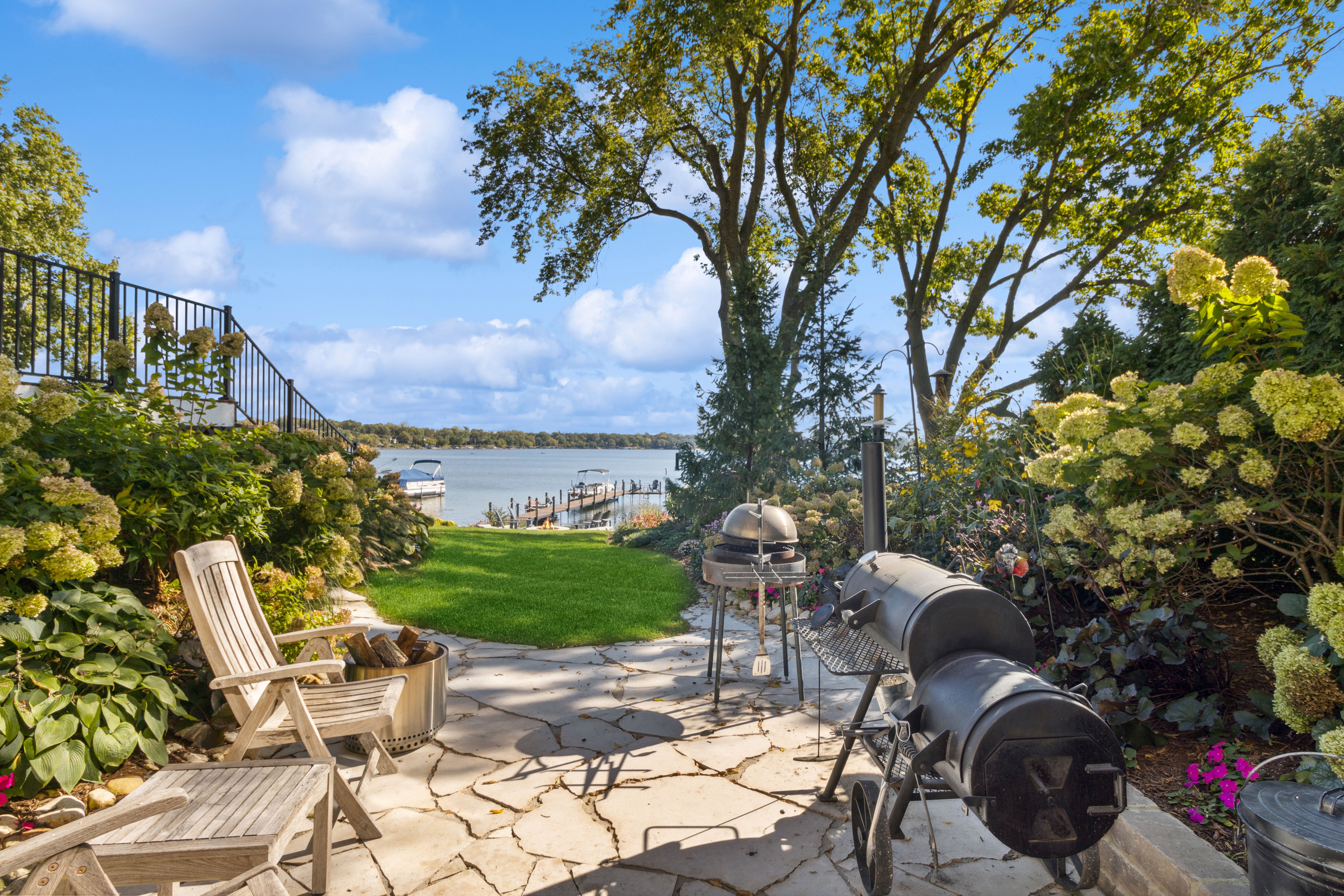  Experience the Uultimate Lakefront Lifestyle in this Legacy Home - 物件實景