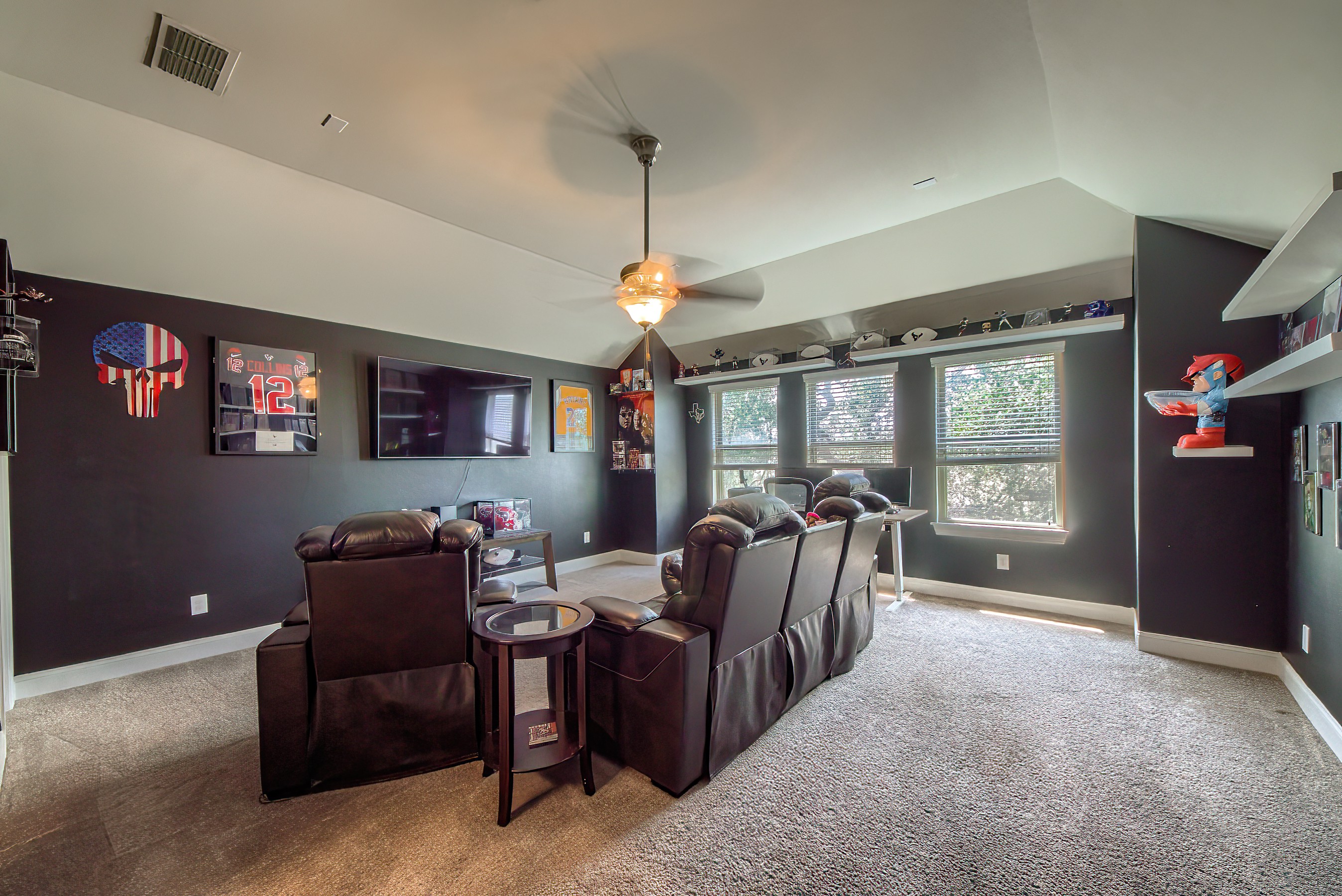  Four Bedrooms + Bonus Room in Prime Location - 物件實景