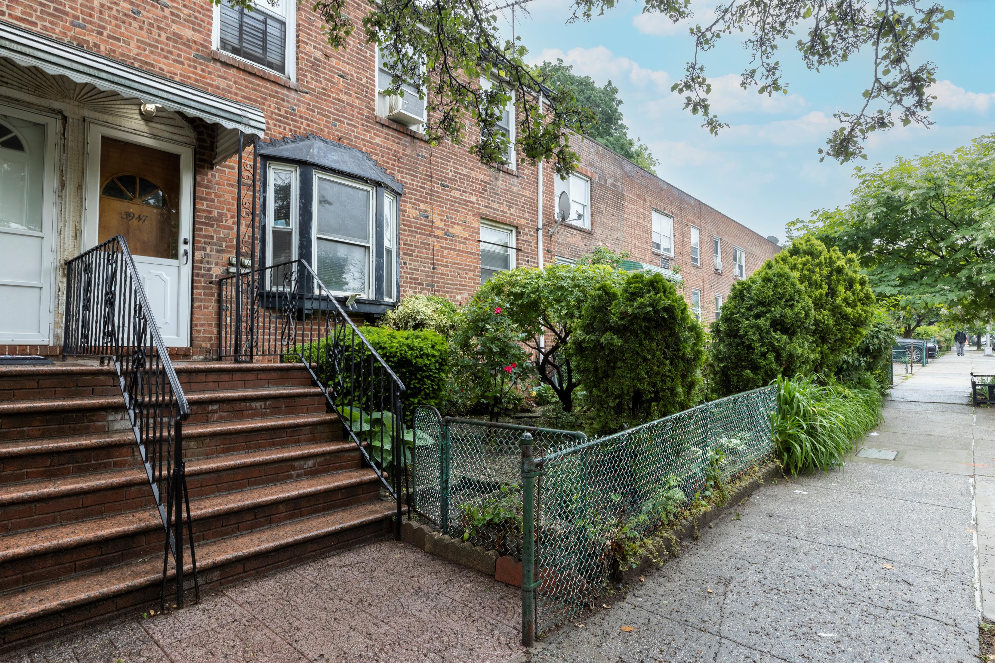 Sunnyside, New York, 11104, United States, 5 Bedrooms Bedrooms, ,3 BathroomsBathrooms,Residential,For Sale,1823180