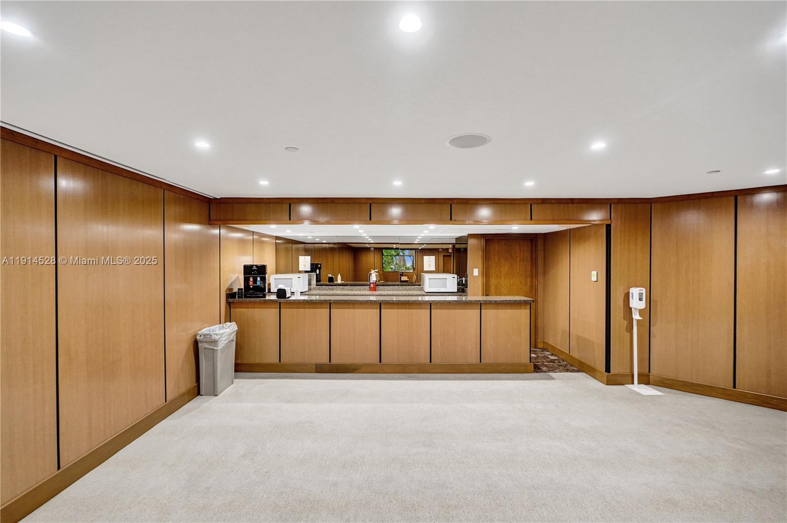 Aventura, Florida, 33180, United States, 2 Bedrooms Bedrooms, ,2 BathroomsBathrooms,Residential,For Sale,1994383