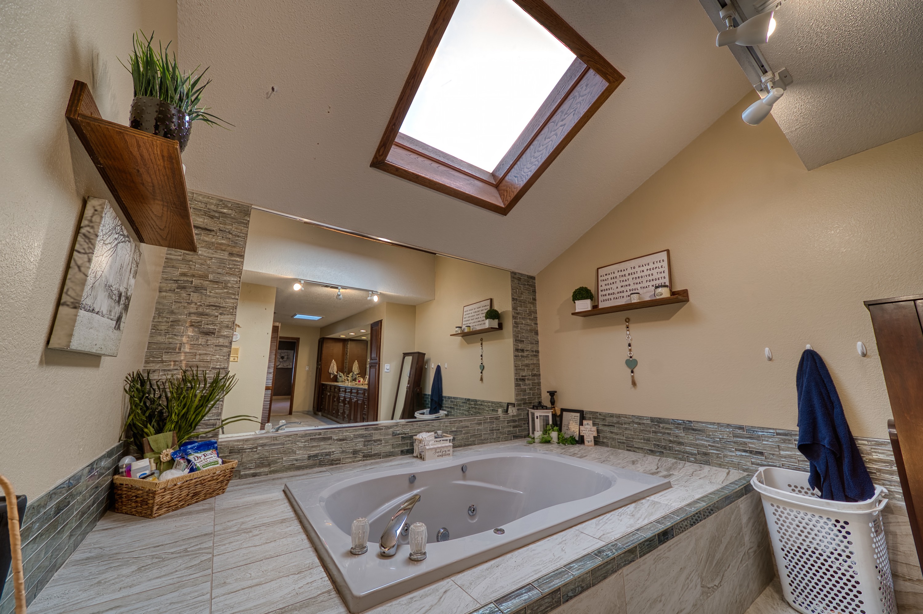 Carlsbad, New Mexico, 88220, United States, 4 Bedrooms Bedrooms, ,3 BathroomsBathrooms,Residential,For Sale,1974897