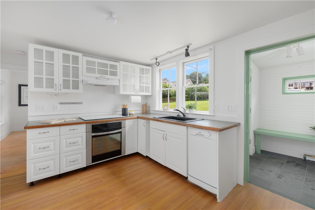 North Kingstown, Rhode Island, 02874, United States, 3 Bedrooms Bedrooms, ,2 BathroomsBathrooms,Residential,For Sale,1895355