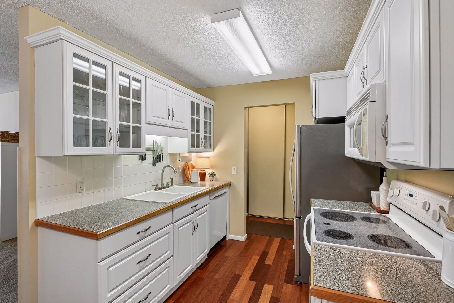  Second-Floor Wayzata Villas Condo with Beautiful Pond Views - 物件實景