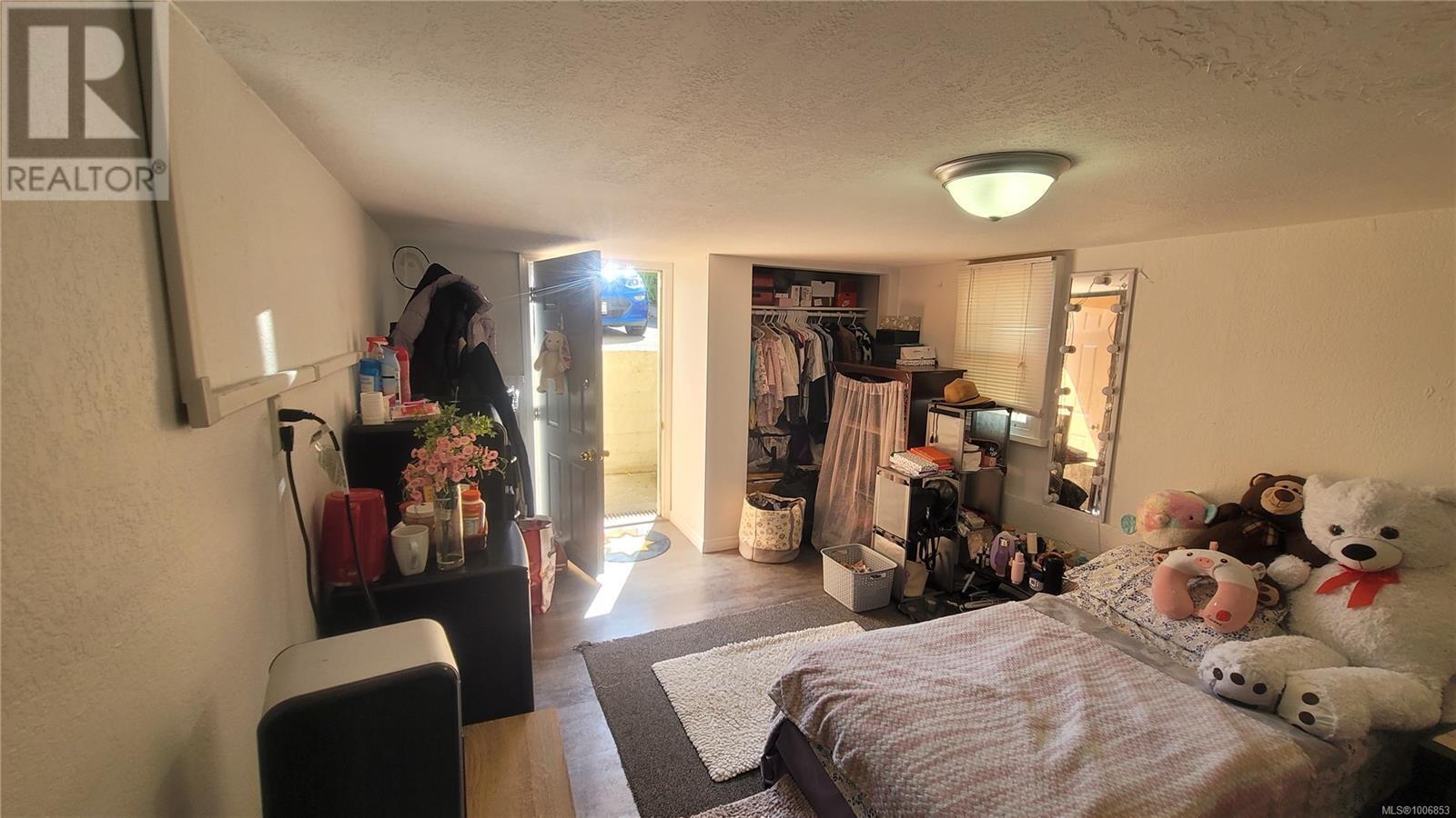 SAANICH, British Columbia, V9A 1B8, CA, 5 Bedrooms Bedrooms, ,2 BathroomsBathrooms,Residential,For Sale,1951080