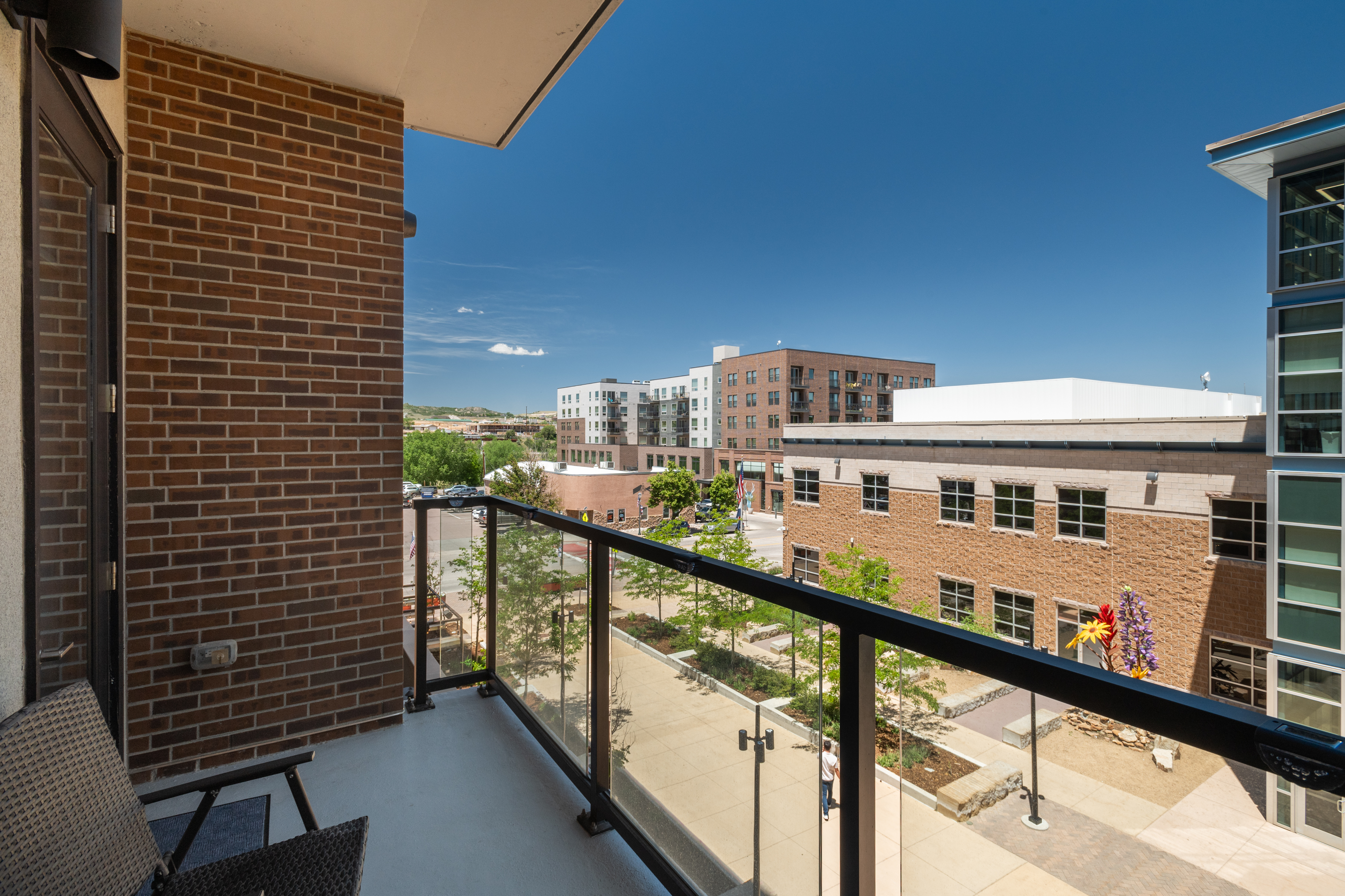  Beautiful unit with a private deck, overlooking Festival Park. - 物件實景