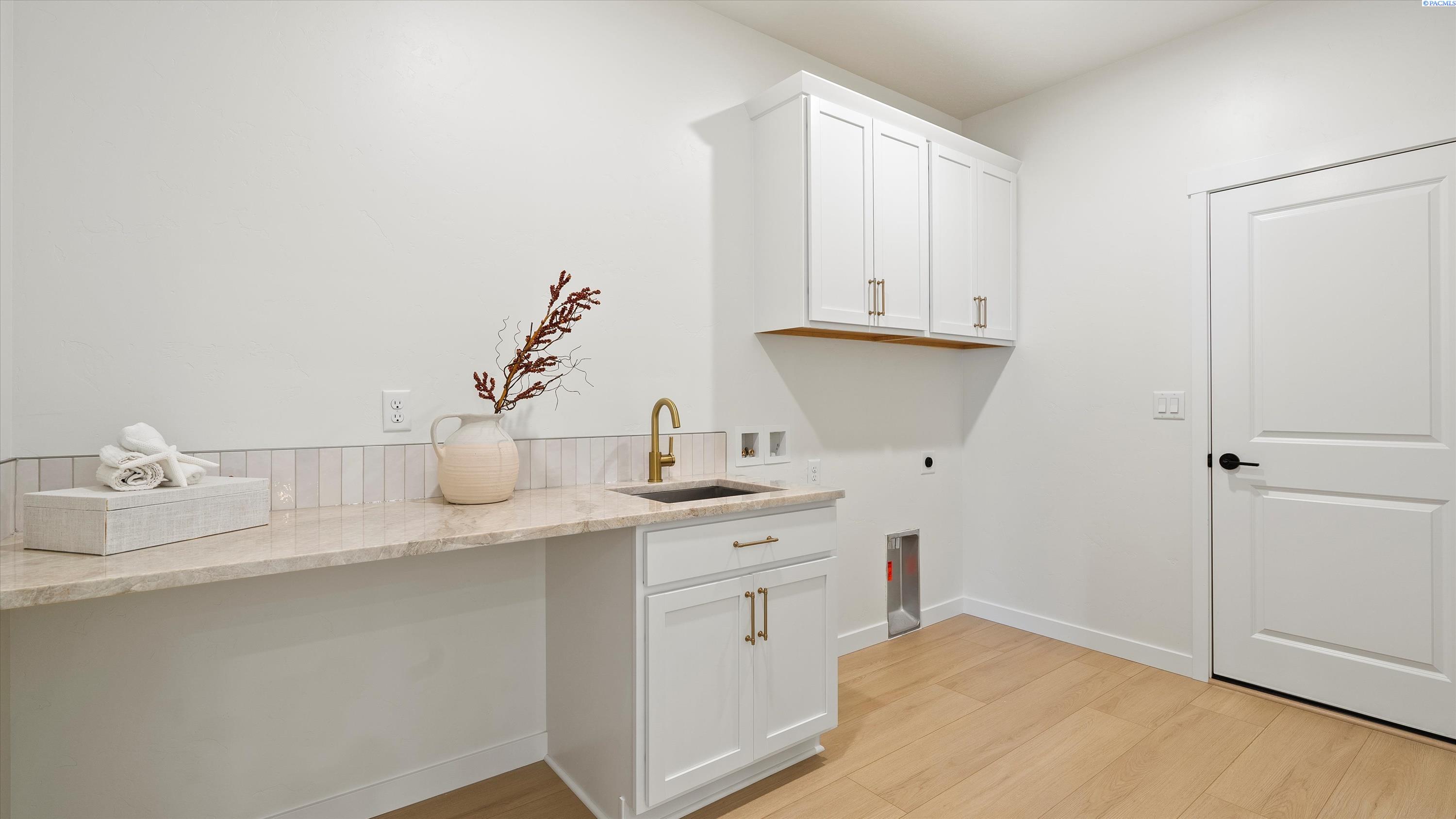 Richland, Washington, 99352, United States, 3 Bedrooms Bedrooms, ,2 BathroomsBathrooms,Residential,For Sale,1883404