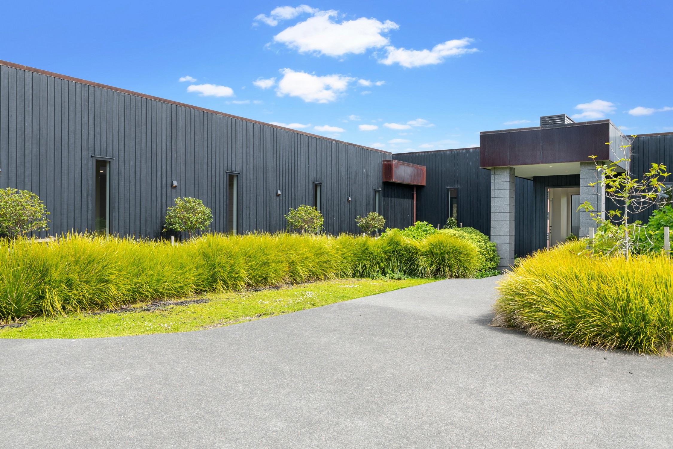  Lakeside Luxury — Now Selling by Auction - 物件實景