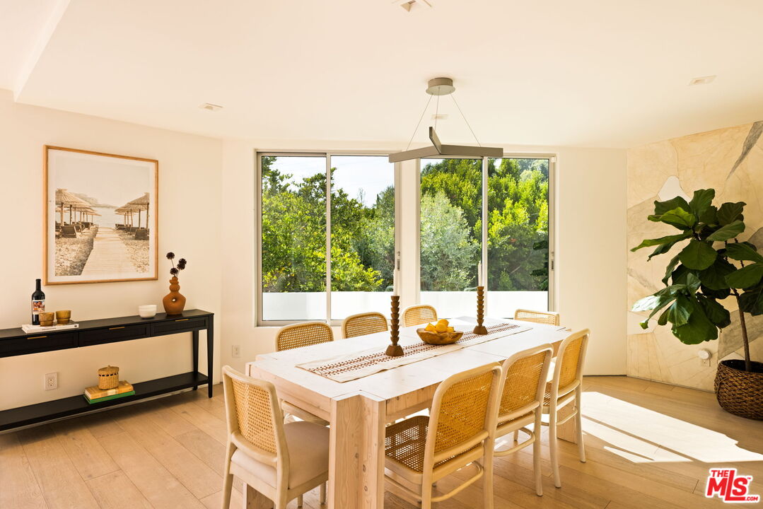 Los Angeles, California, 90046, United States, 4 Bedrooms Bedrooms, ,4 BathroomsBathrooms,Residential,For Sale,1912038