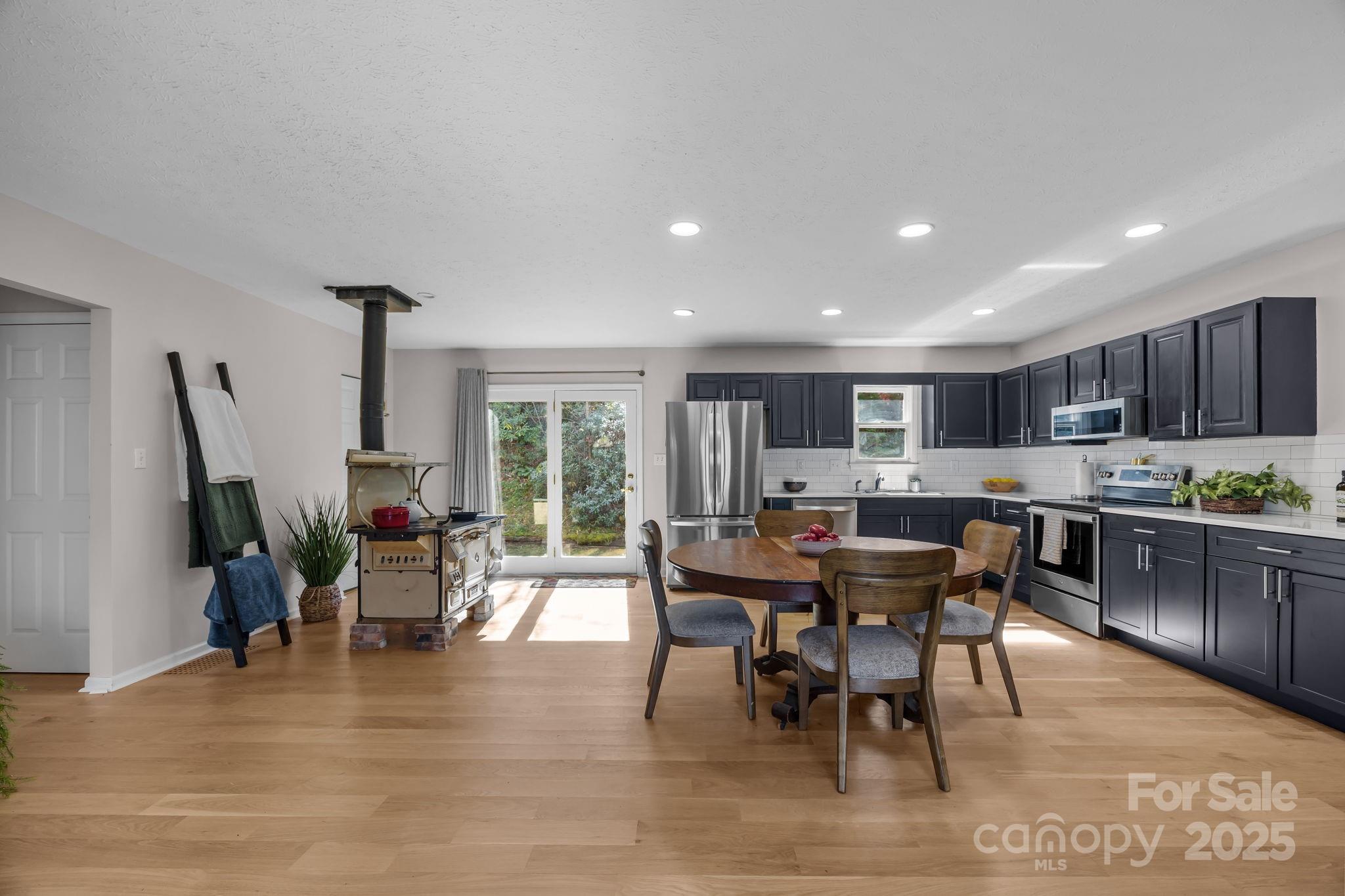 Fairview, North Carolina, 28730, United States, 3 Bedrooms Bedrooms, ,2 BathroomsBathrooms,Residential,For Sale,1991257