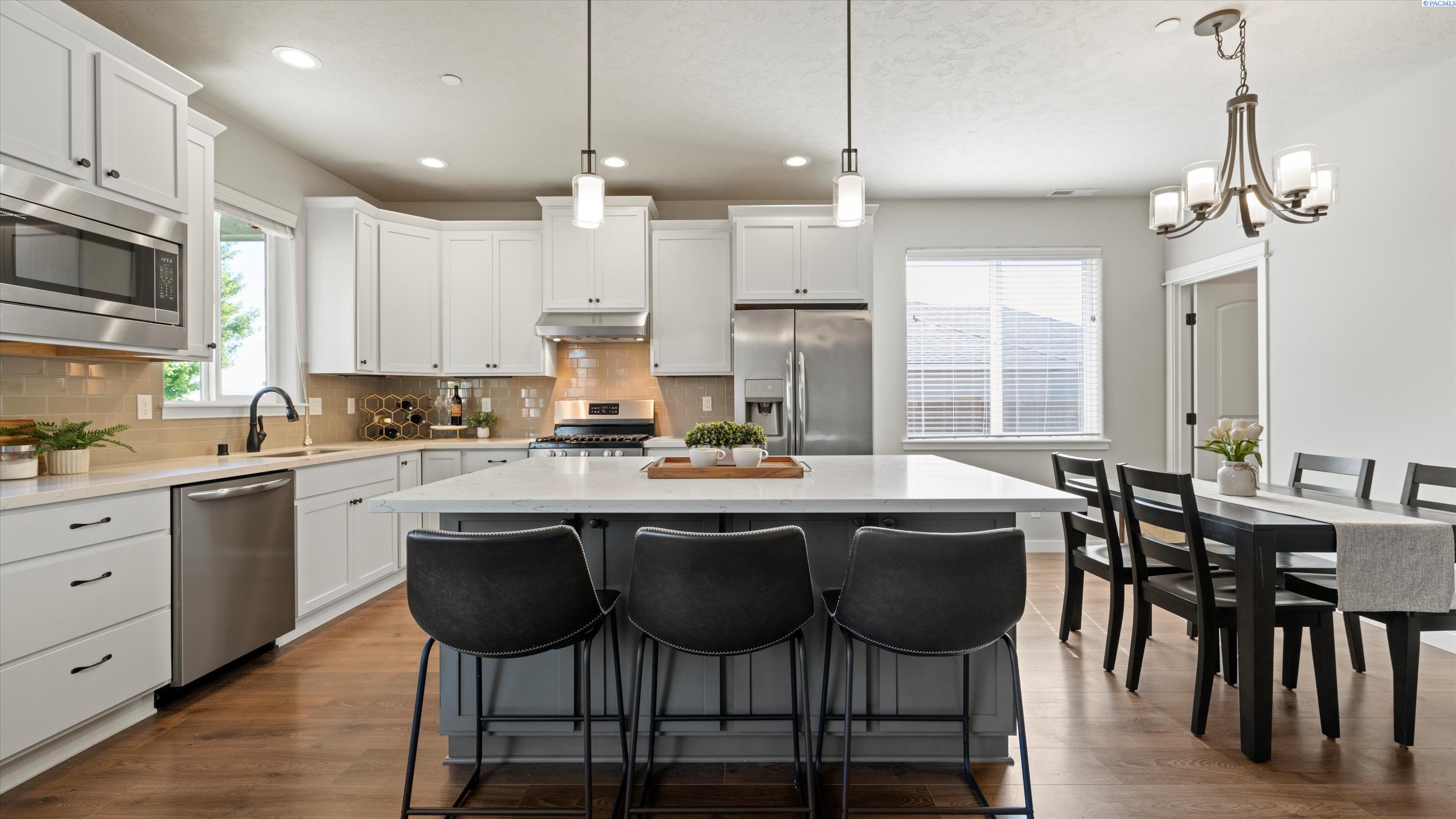 Richland, Washington, 99352, United States, 5 Bedrooms Bedrooms, ,3 BathroomsBathrooms,Residential,For Sale,1947439