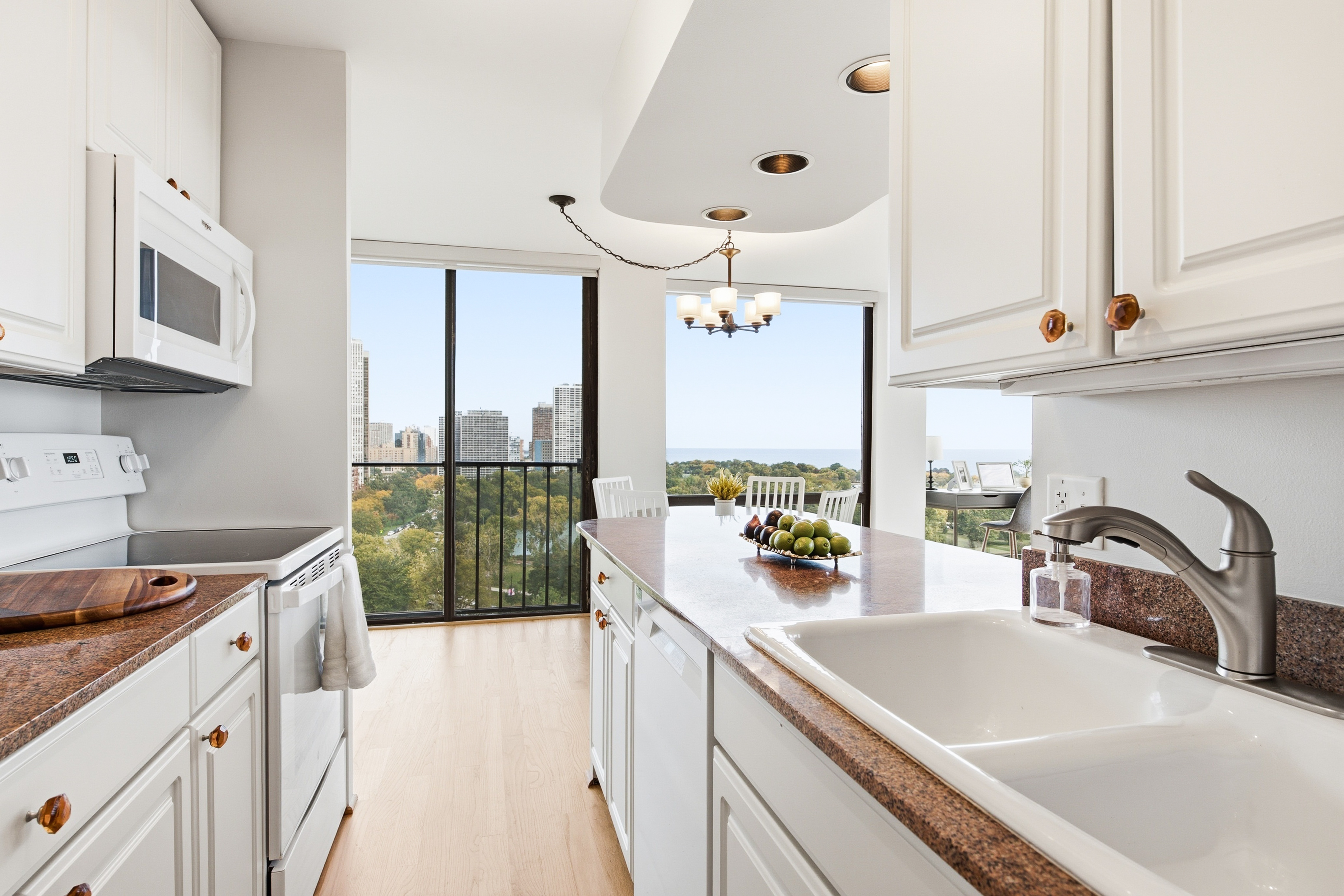  Spectacular 2-bedroom, 2-bath Corner Residence Perched High Above Lincoln Park - 物件實景