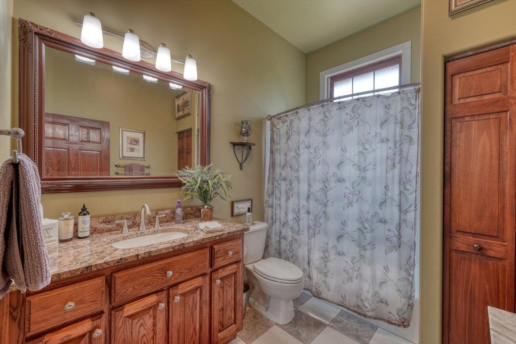 Murphy, North Carolina, 28906, United States, 3 Bedrooms Bedrooms, ,2 BathroomsBathrooms,Residential,For Sale,1926977