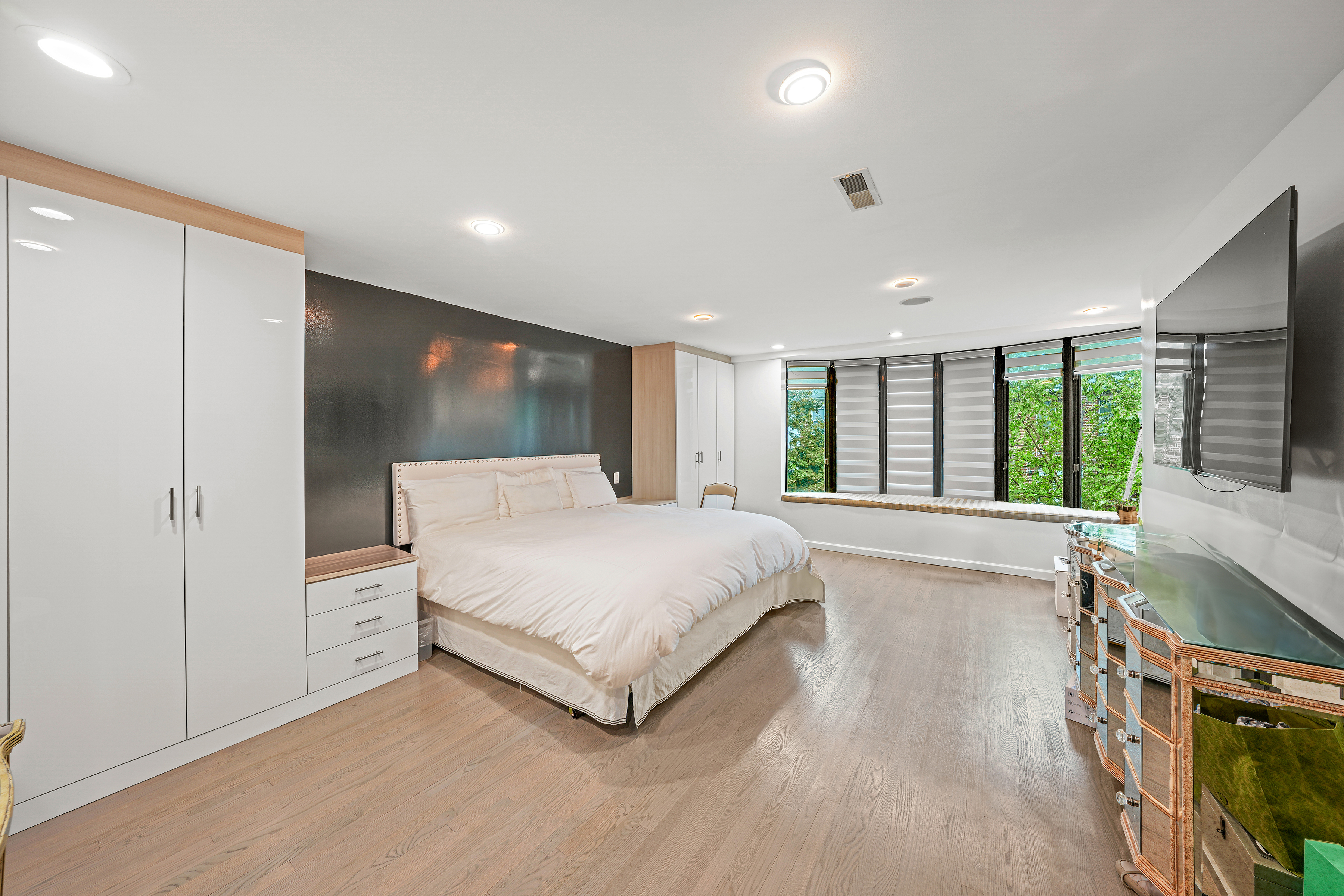 Brooklyn, New York, 11230, United States, 7 Bedrooms Bedrooms, ,7 BathroomsBathrooms,Residential,For Sale,1990227