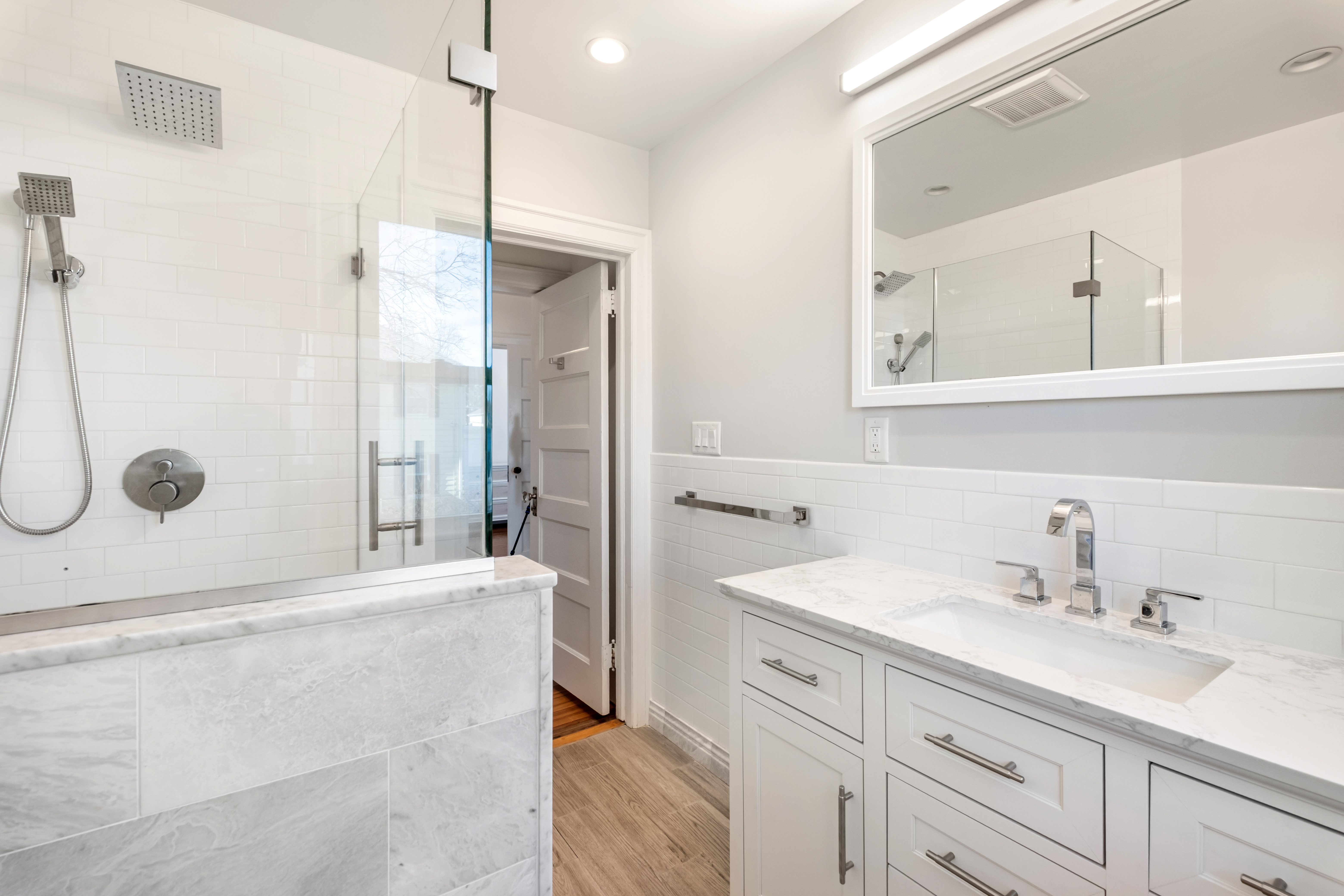  a gracious, fully-updated home where  every detail has been considered. - 物件實景