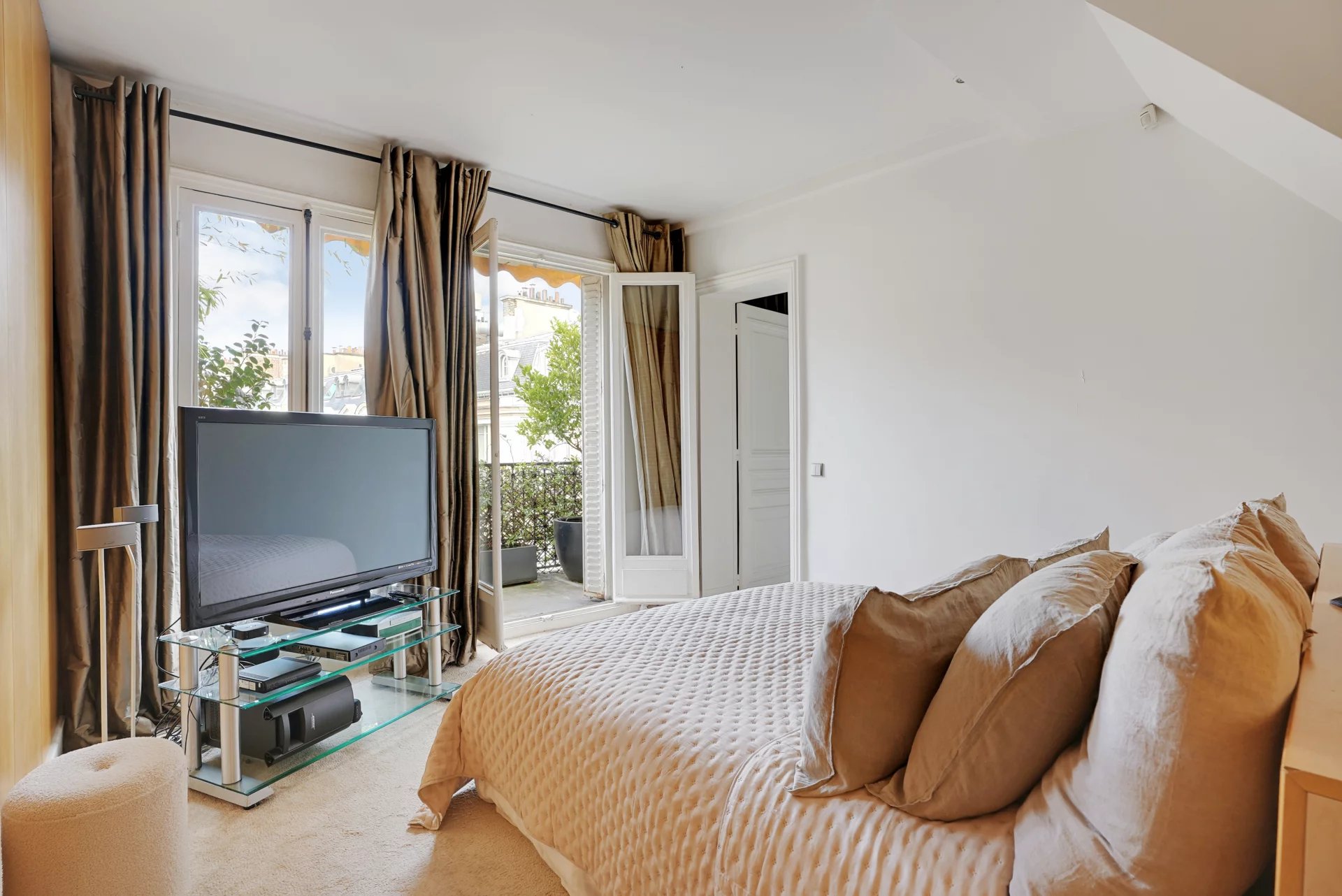 Paris 8th, Île-de-France, 75008, FR, 4 Bedrooms Bedrooms, ,2 BathroomsBathrooms,Residential,For Sale,1669090