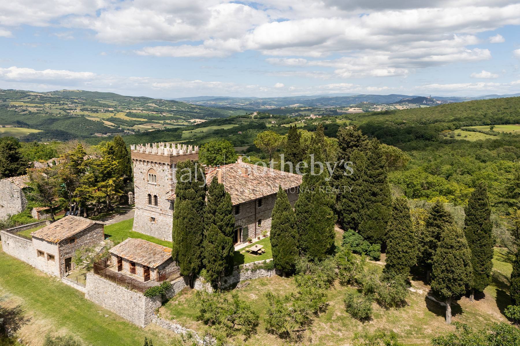  13th-Century Watchtower with Breathtaking Views over Todi - 物件實景
