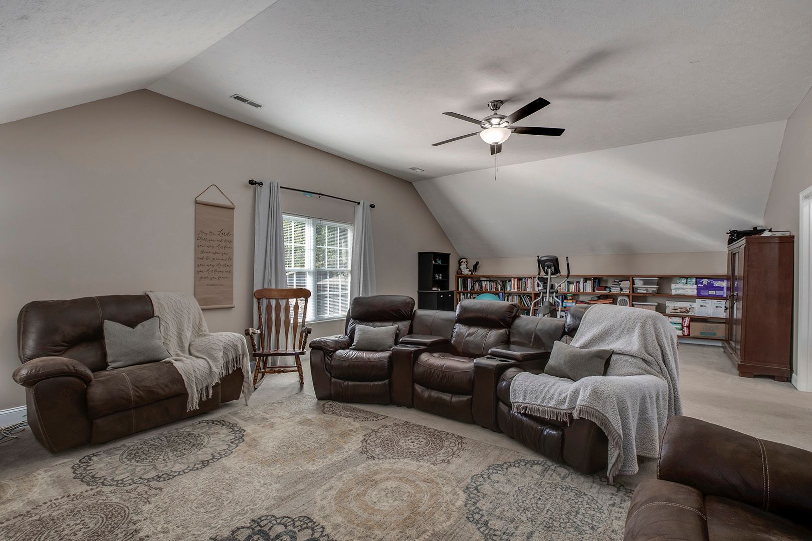 Kingston, Tennessee, 37763, United States, 5 Bedrooms Bedrooms, ,5 BathroomsBathrooms,Residential,For Sale,2011404