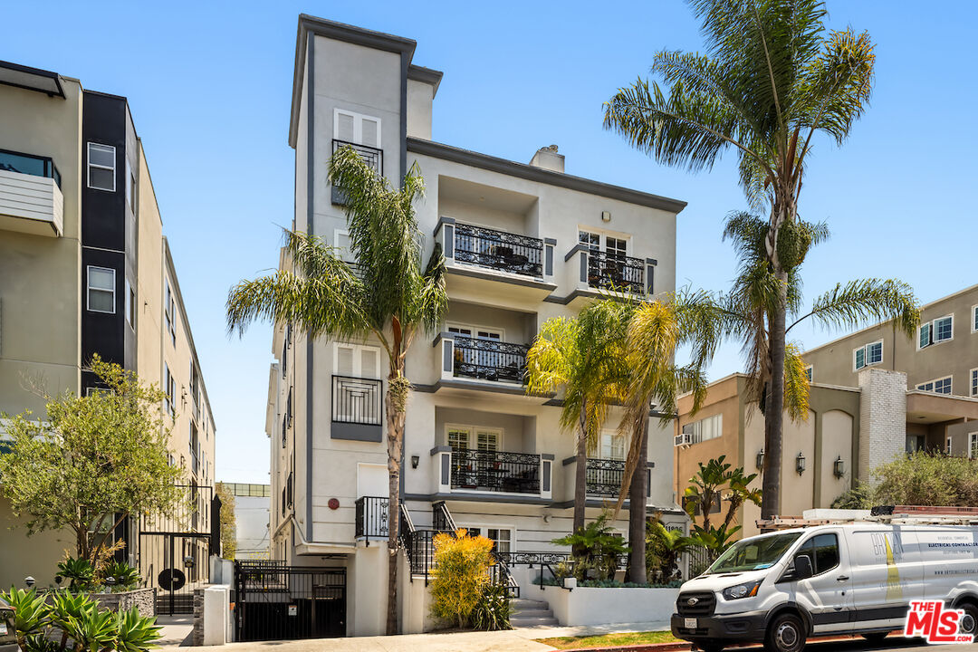 Los Angeles, California, 90049, United States, 3 Bedrooms Bedrooms, ,3 BathroomsBathrooms,Residential,For Sale,1885770