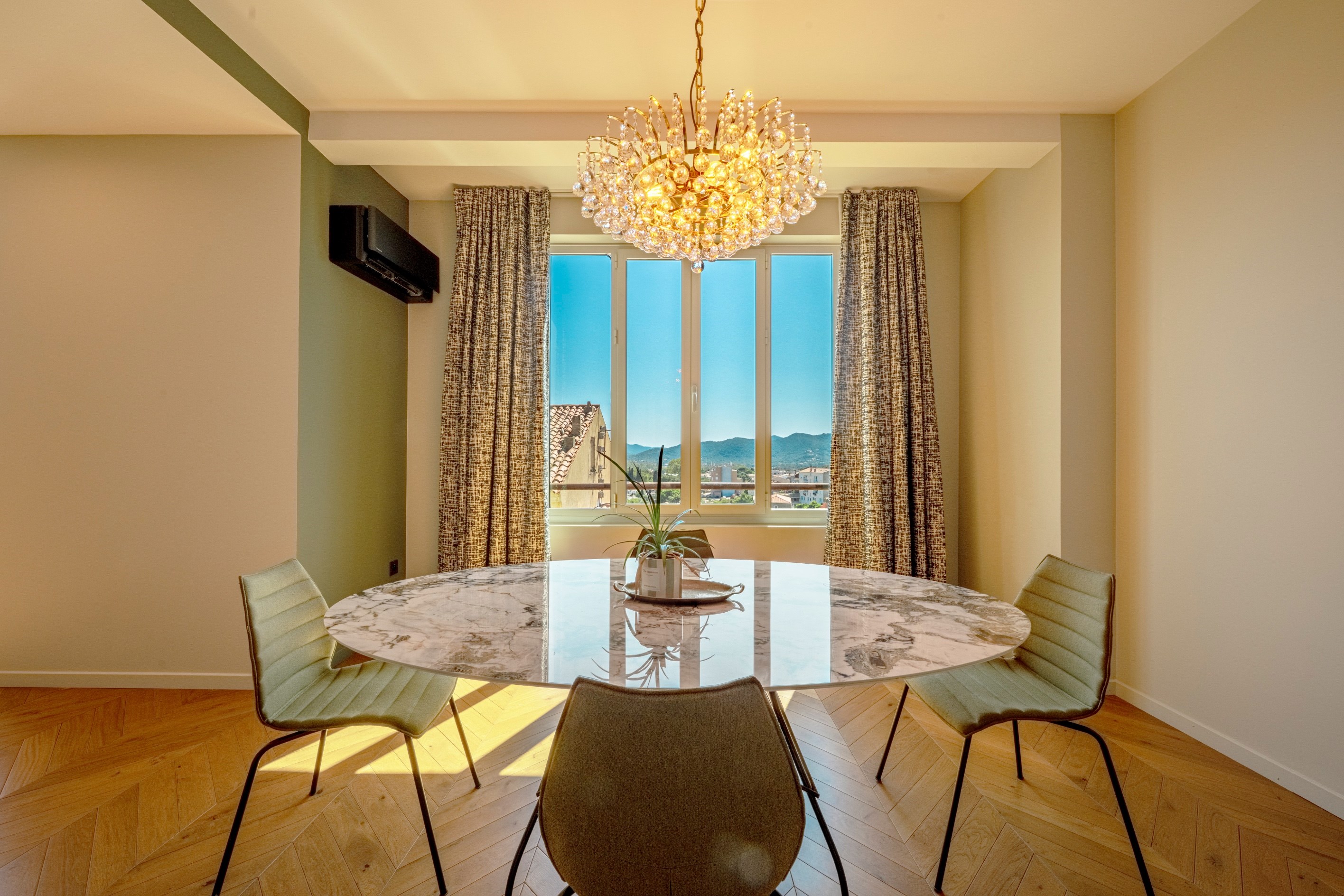  For sale : Renovated 130 sqm Art Deco Apartment on the Top Floor – Porto-Vecchio - 物件實景