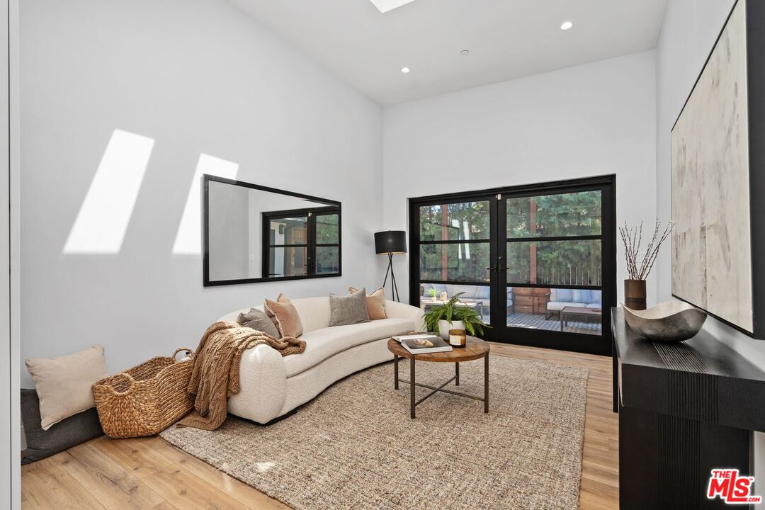 Woodland Hills, California, 91367, United States, 5 Bedrooms Bedrooms, ,3 BathroomsBathrooms,Residential,For Sale,1925987
