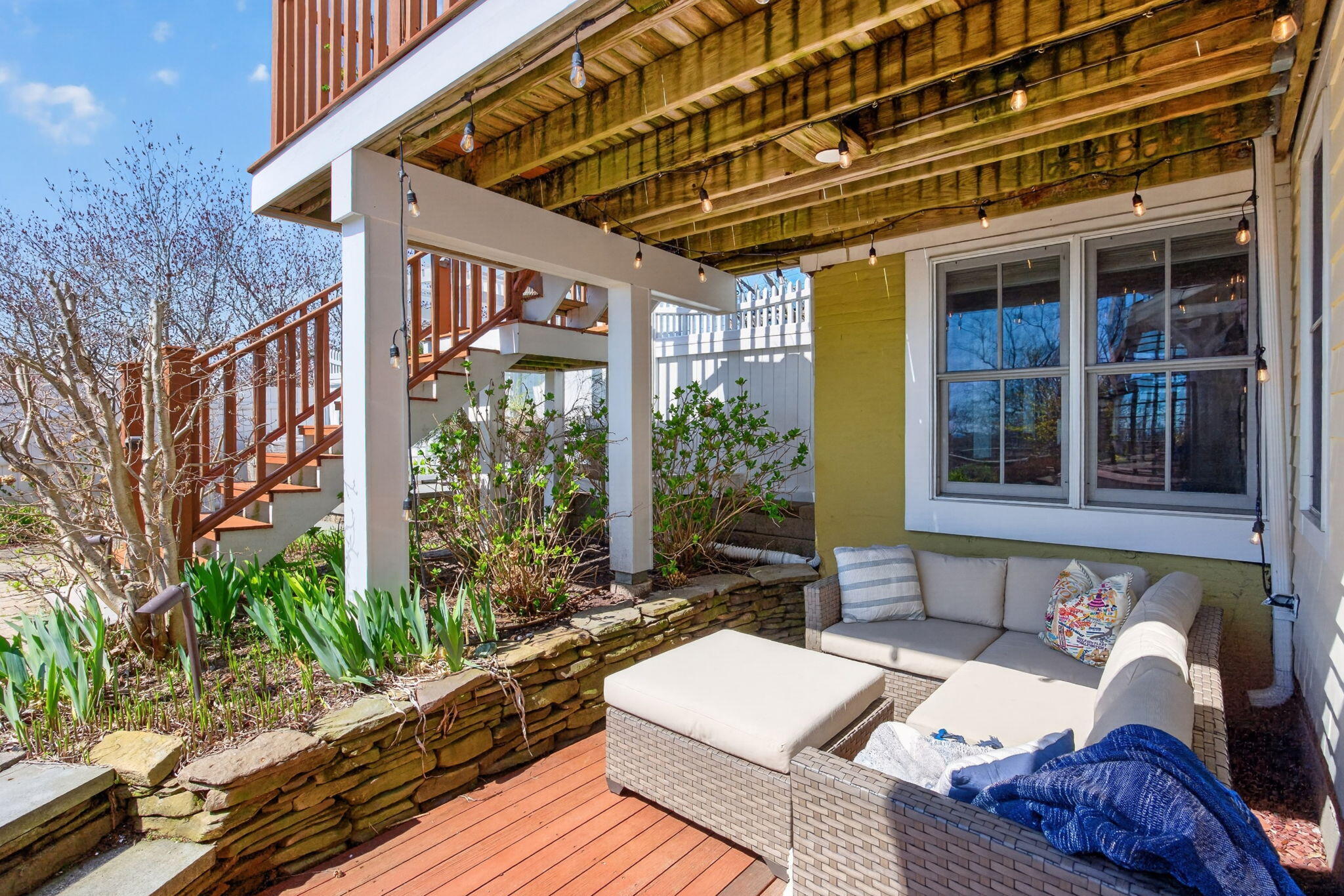  Sunlit West End Style with Parking, Outdoor Space and Easy Living - 物件實景