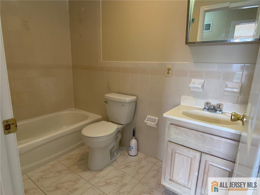 Newark, New Jersey, 07105, United States, 2 Bedrooms Bedrooms, ,3 BathroomsBathrooms,Residential,For Sale,2003519