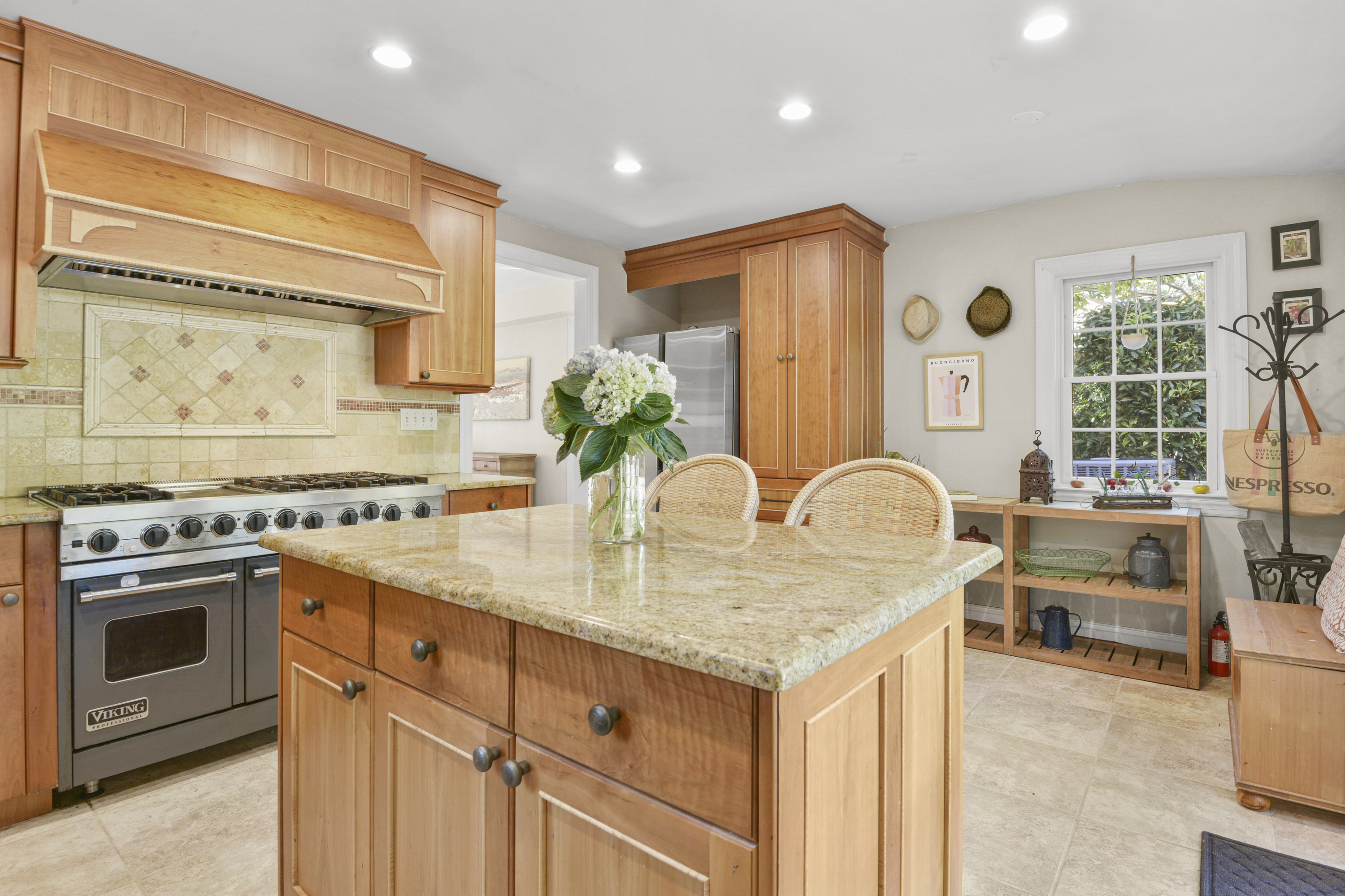  Sun-Filled Larchmont Woods Colonial - 物件實景