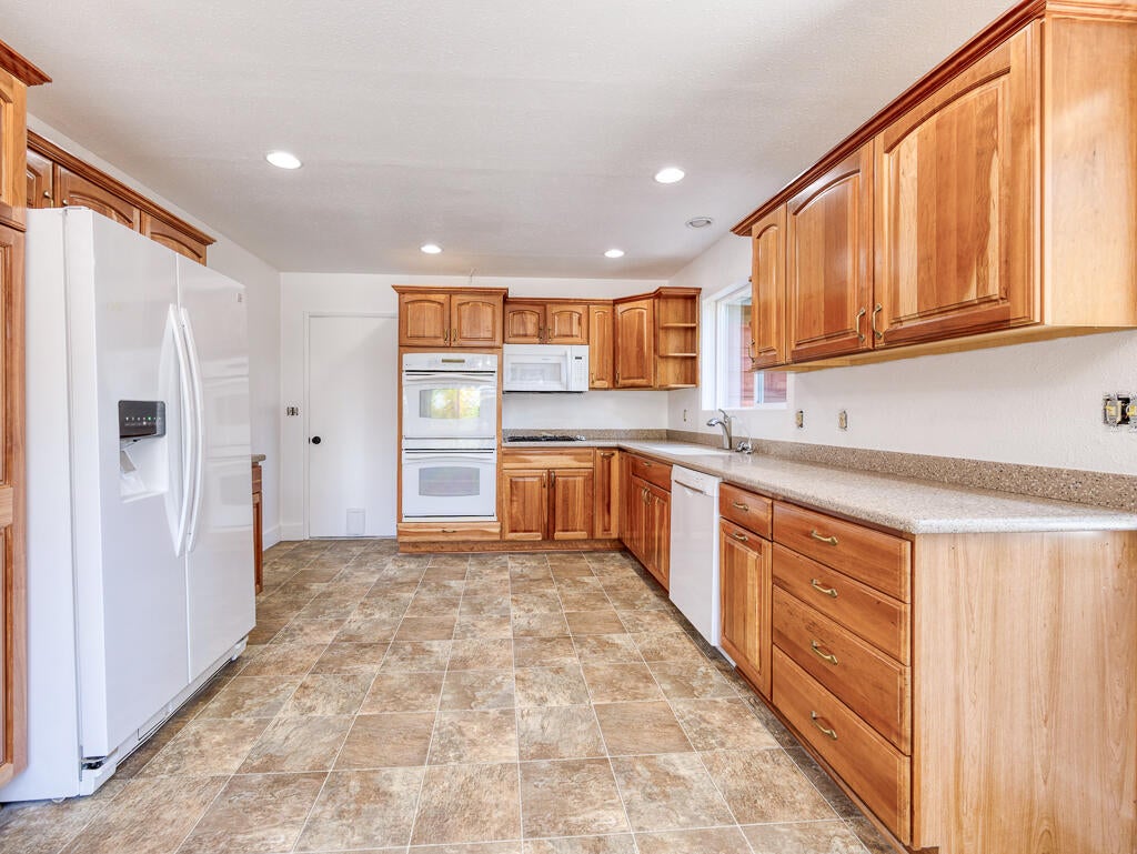 Klamath Falls, Oregon, 97601, United States, 3 Bedrooms Bedrooms, ,3 BathroomsBathrooms,Residential,For Sale,1859648