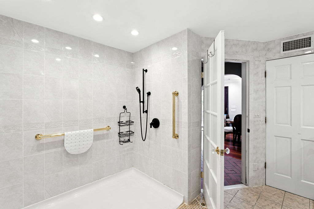 Howard Beach, New York, 11414, United States, 4 Bedrooms Bedrooms, ,4 BathroomsBathrooms,Residential,For Sale,1984168