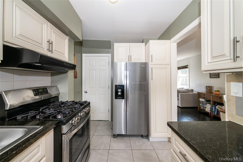 New Rochelle, New York, 10801, United States, 2 Bedrooms Bedrooms, ,1 BathroomBathrooms,Residential,For Sale,1989892