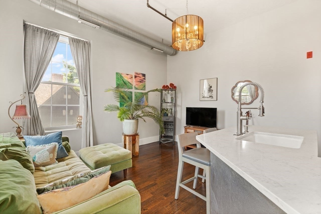 Salem, Massachusetts, 01970, United States, 2 Bedrooms Bedrooms, ,2 BathroomsBathrooms,Residential,For Sale,1896365