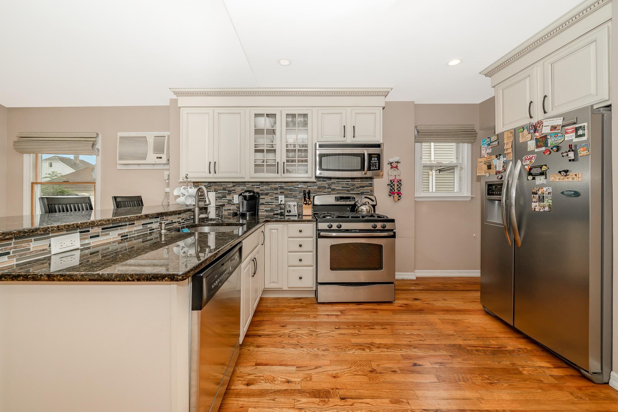Williston Park, New York, 11596, United States, 3 Bedrooms Bedrooms, ,2 BathroomsBathrooms,Residential,For Sale,1928483