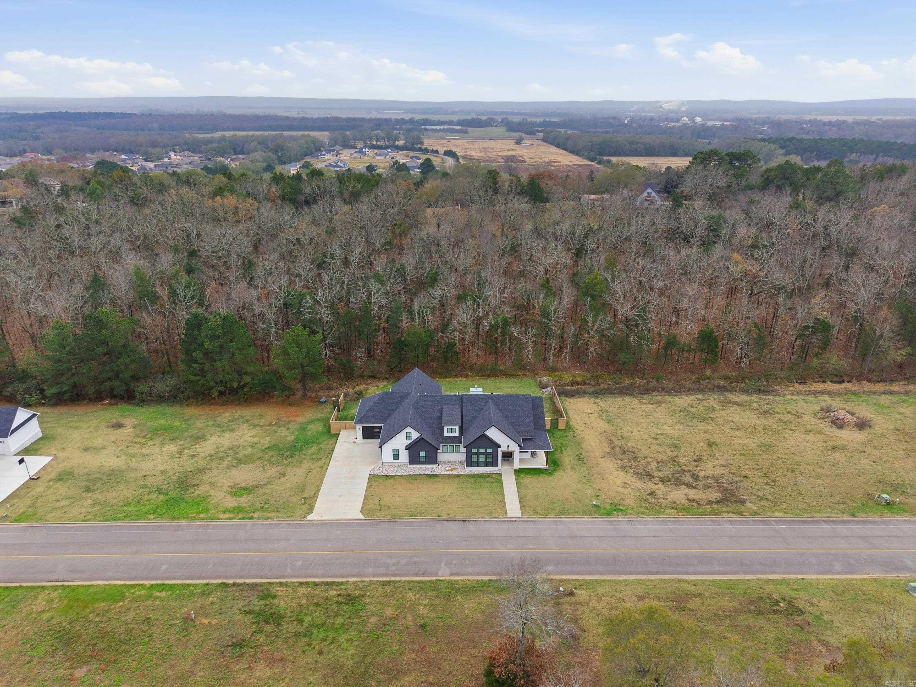 Morrilton, Arkansas, 72110, United States, 3 Bedrooms Bedrooms, ,4 BathroomsBathrooms,Residential,For Sale,2003394