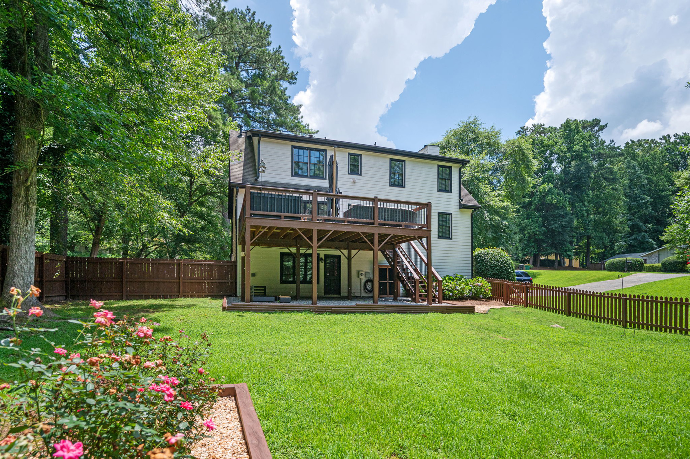 Exceptional Home Nestled on 0.83+/- Acre Picturesque Corner Lot - 物件實景