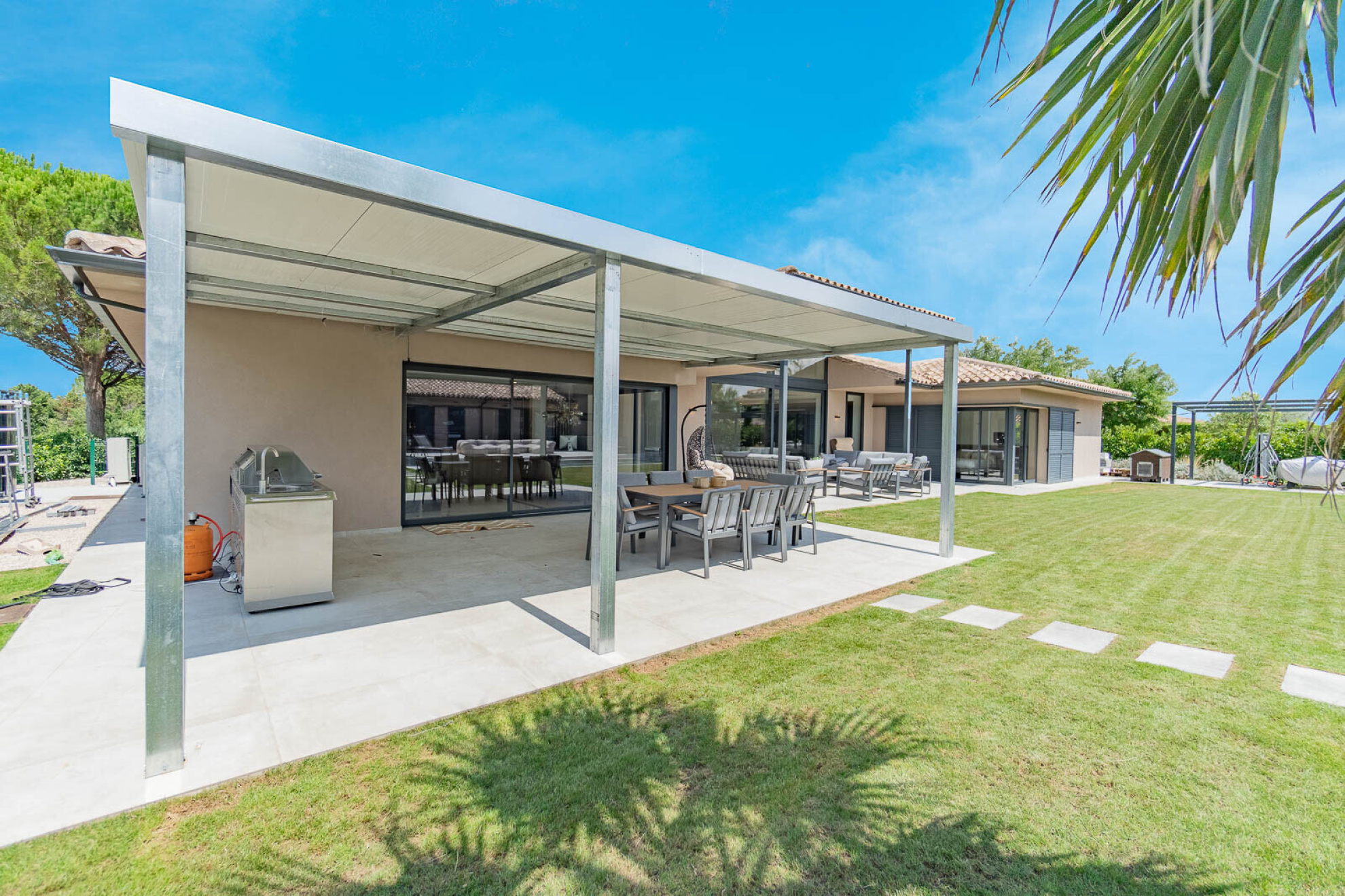  One-story Contemporary Villa in Golf Torremirona - 物件實景