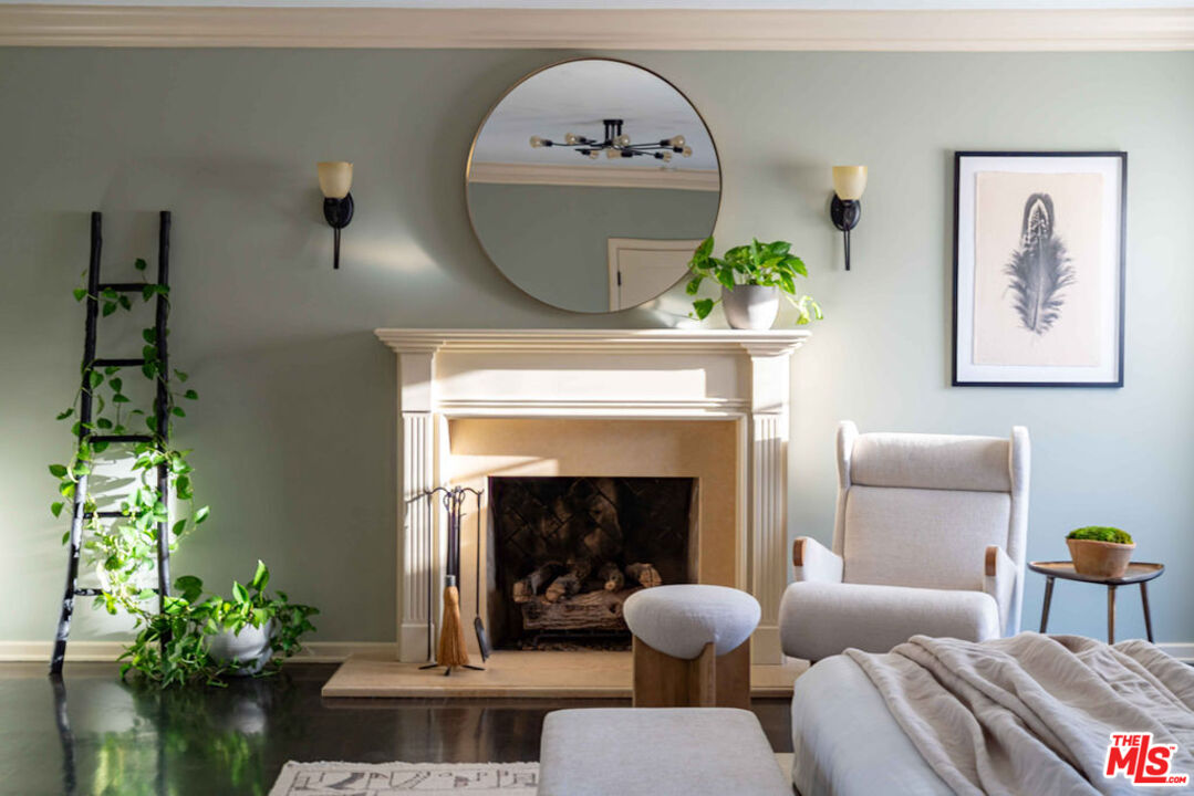 Los Angeles, California, 90004, United States, 4 Bedrooms Bedrooms, ,5 BathroomsBathrooms,Residential,For Sale,1989433