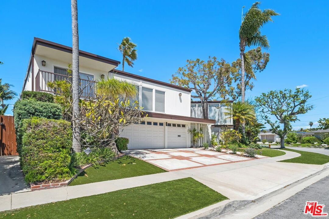 Los Angeles, California, 90056, United States, 5 Bedrooms Bedrooms, ,5 BathroomsBathrooms,Residential,For Sale,1918507