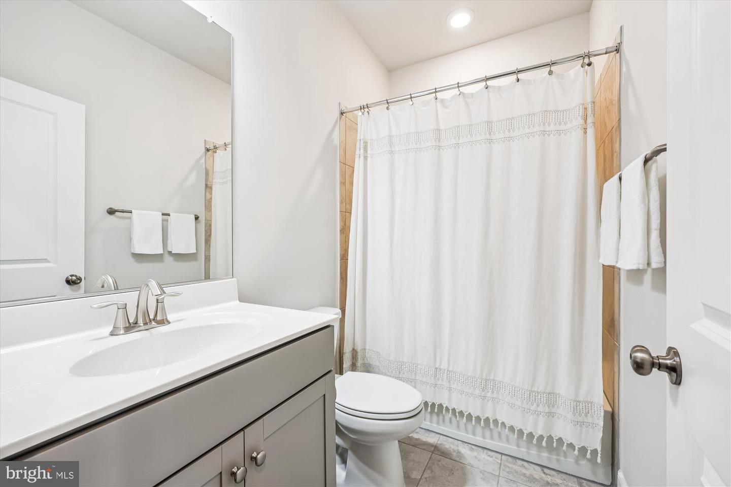 Gaithersburg, Maryland, 20878, United States, 4 Bedrooms Bedrooms, ,5 BathroomsBathrooms,Residential,For Sale,1949694