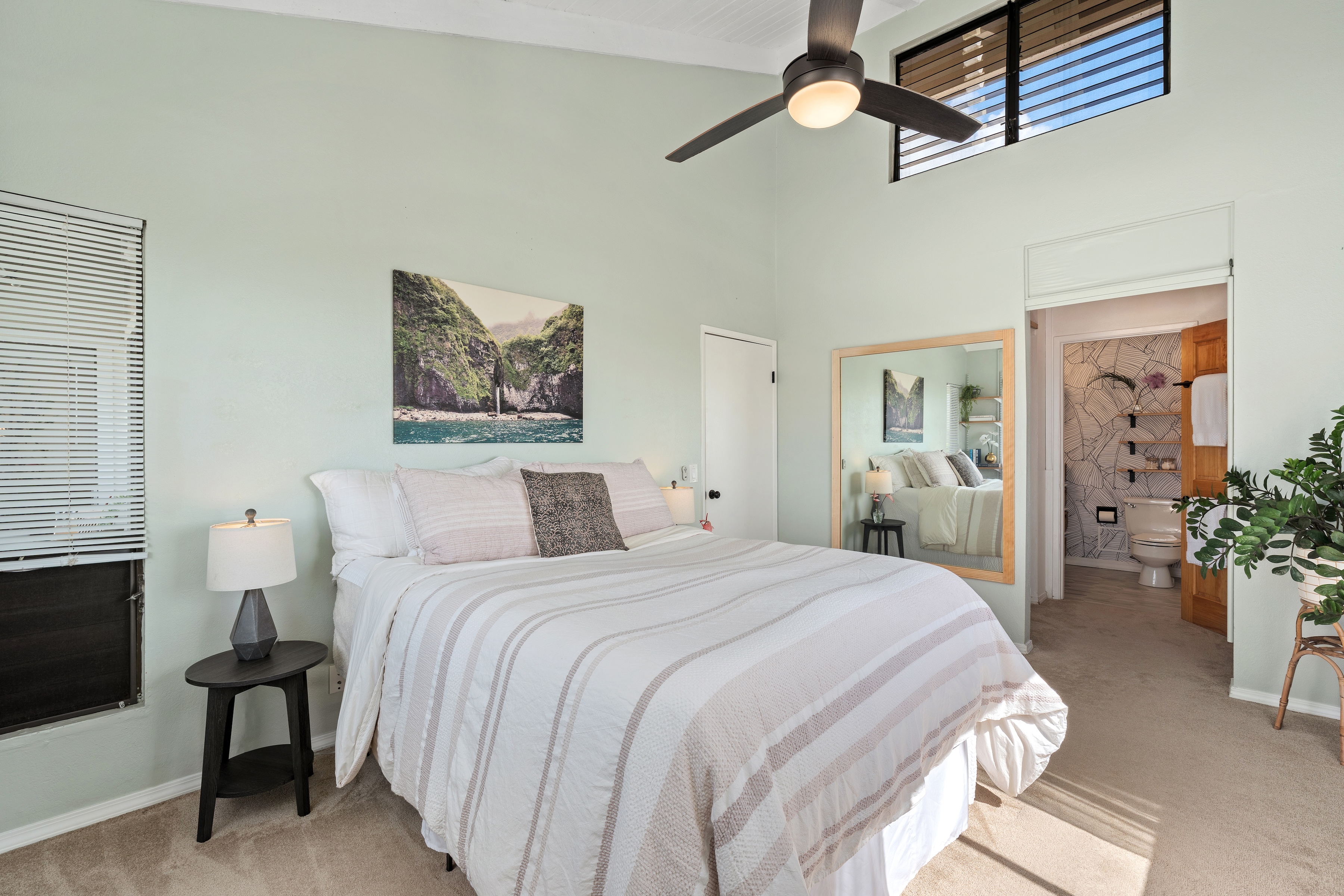  Centrally Located Living with Vaulted Ceilings and Views - 物件實景