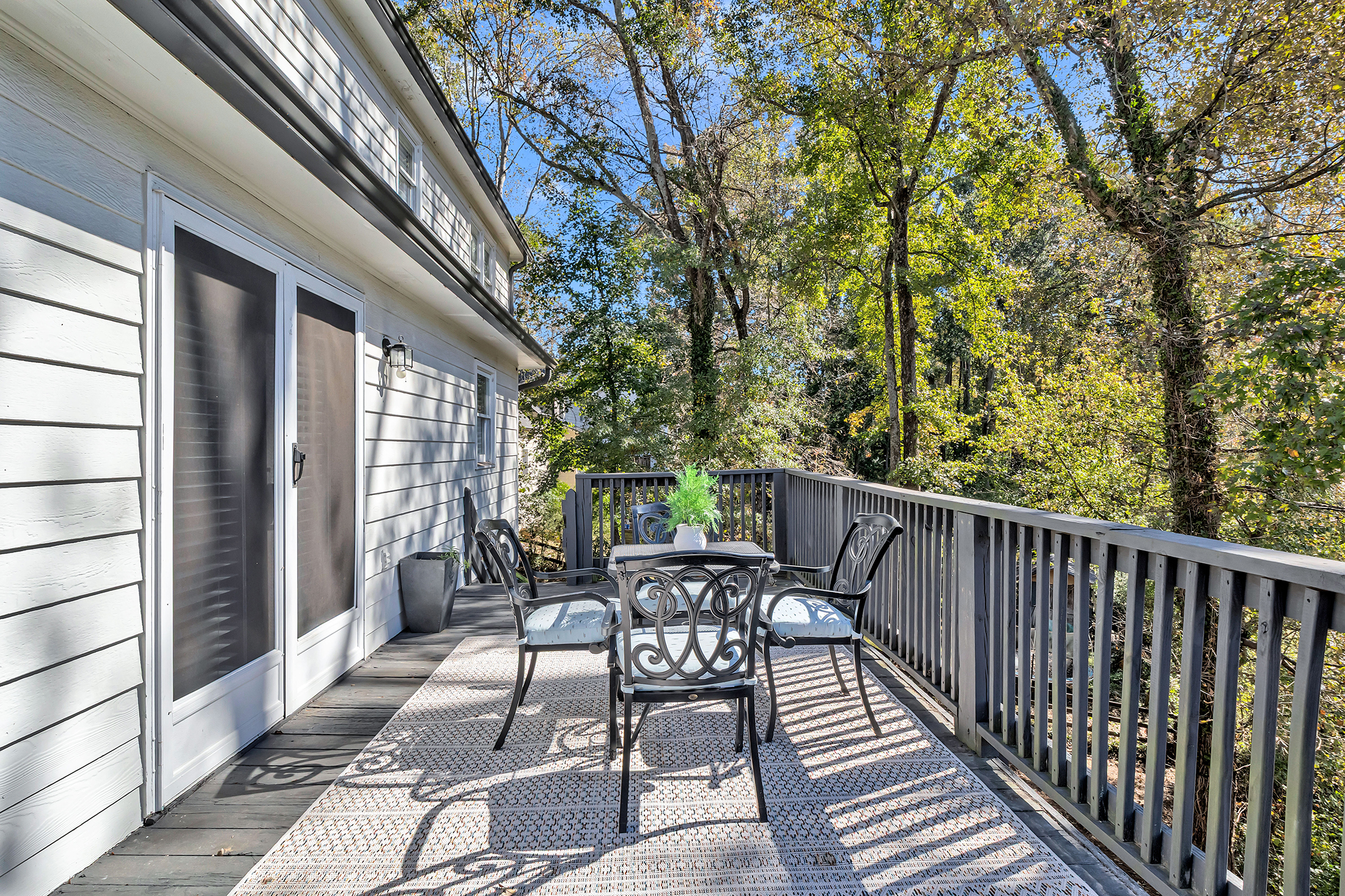  Classic Southern Charm and a Welcoming Wraparound Porch - 物件實景