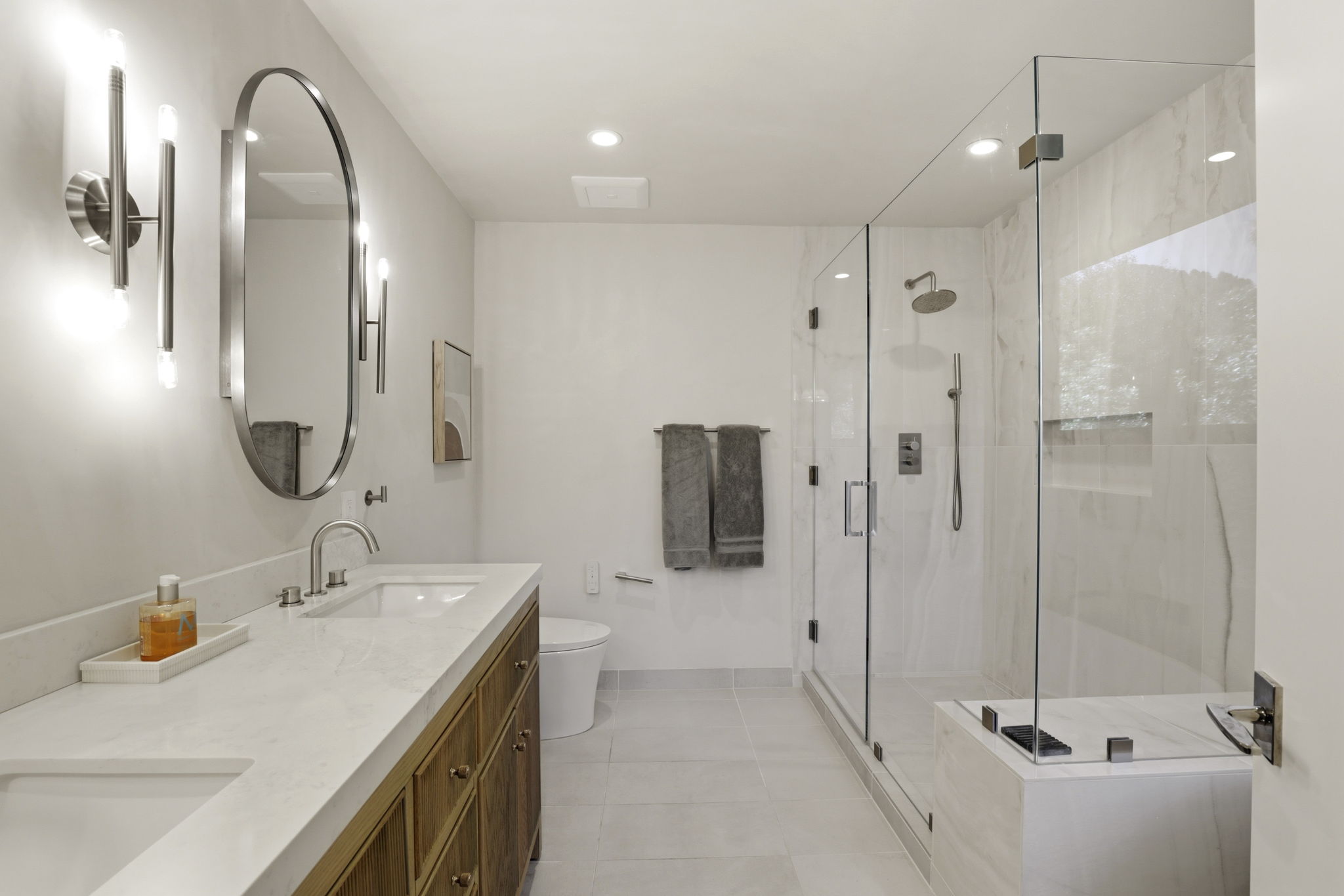  Thoughtfully Expanded and Extensively Renovated - 物件實景