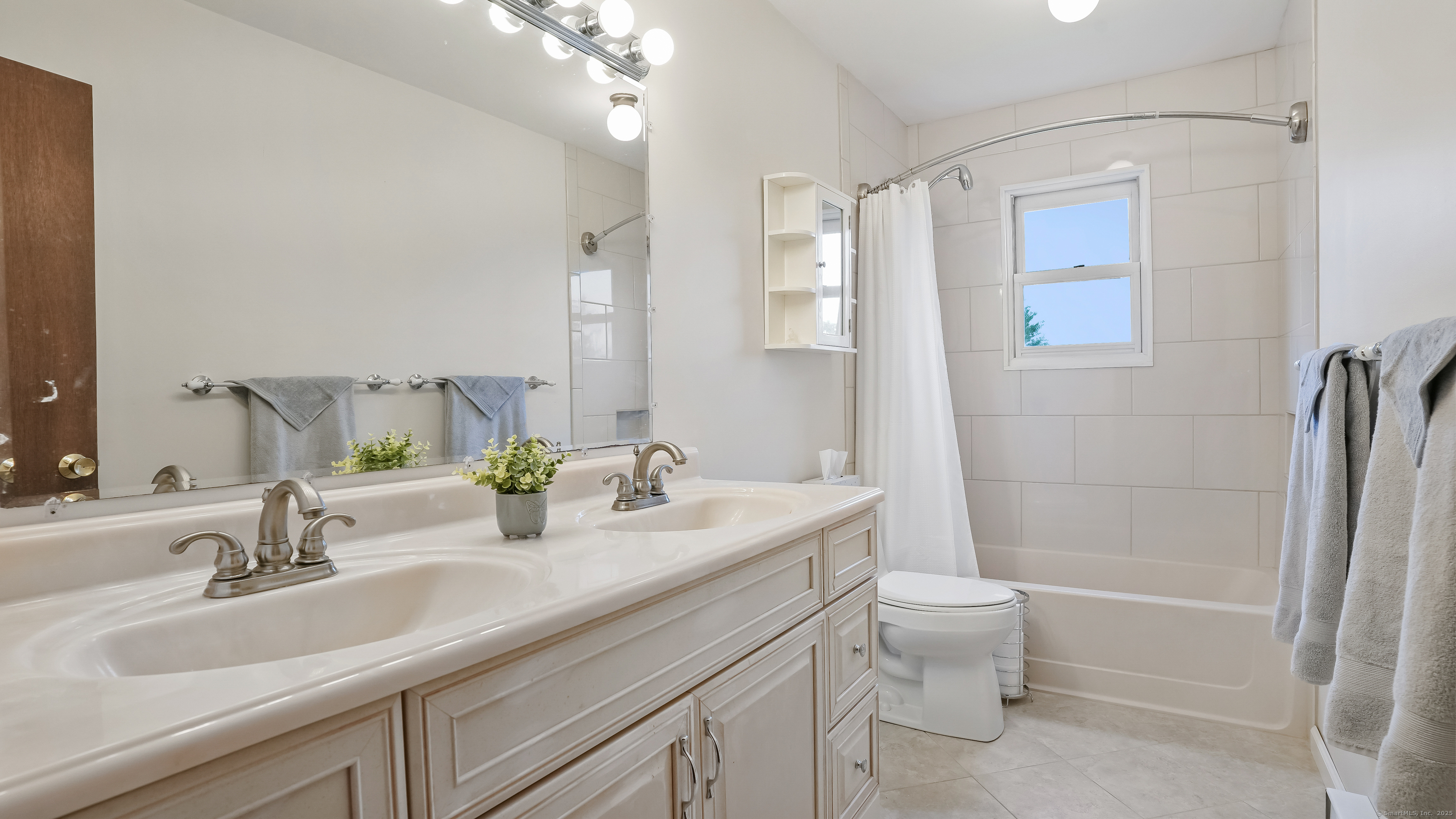 New Milford, Connecticut, 06776, United States, 3 Bedrooms Bedrooms, ,3 BathroomsBathrooms,Residential,For Sale,1924993