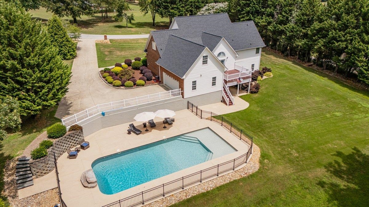 Landrum, South Carolina, 29356, United States, 5 Bedrooms Bedrooms, ,4 BathroomsBathrooms,Residential,For Sale,1915650