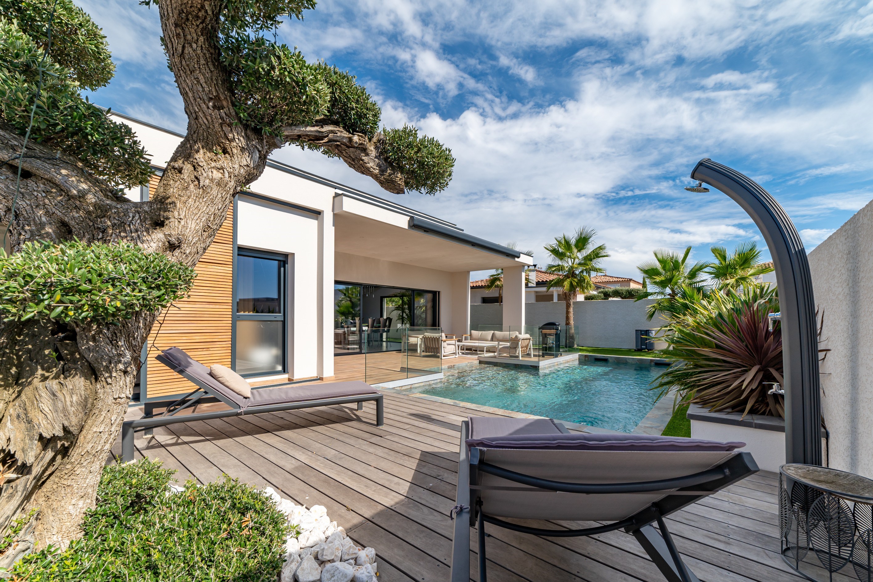  Exceptional single-story villa in Vias – 15 minutes