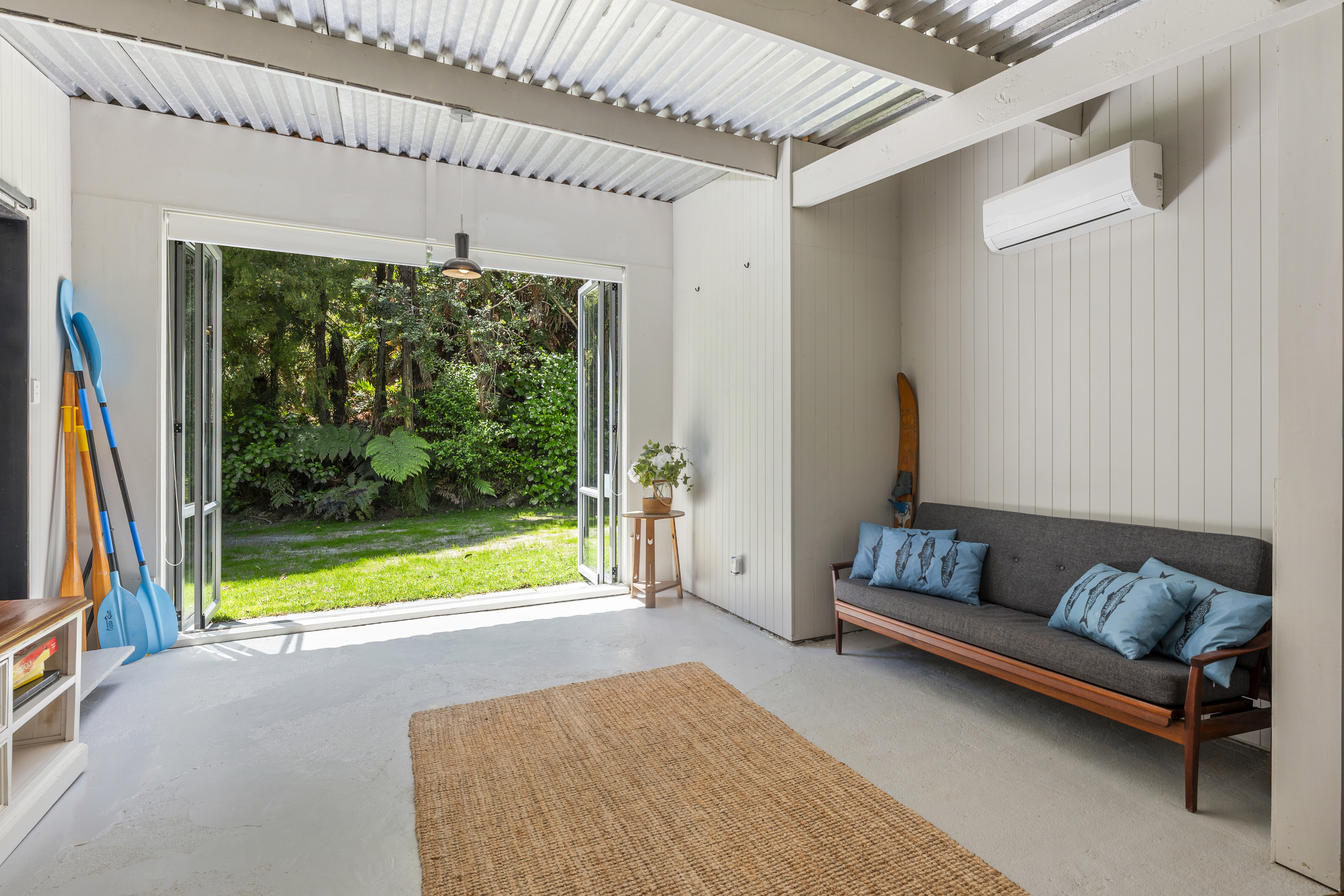  Mid-Century Design, Timeless Lakefront Living - 物件實景