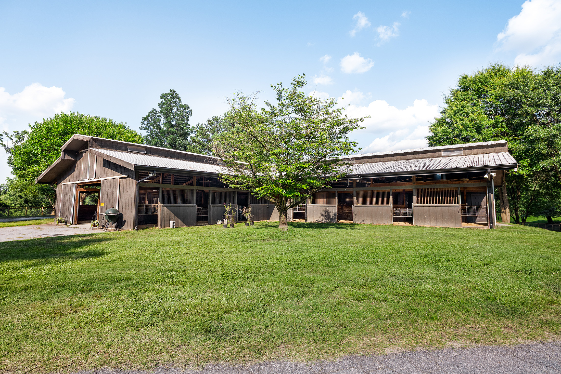  Rare Equestrian Facility with Prestigious Address - 物件實景