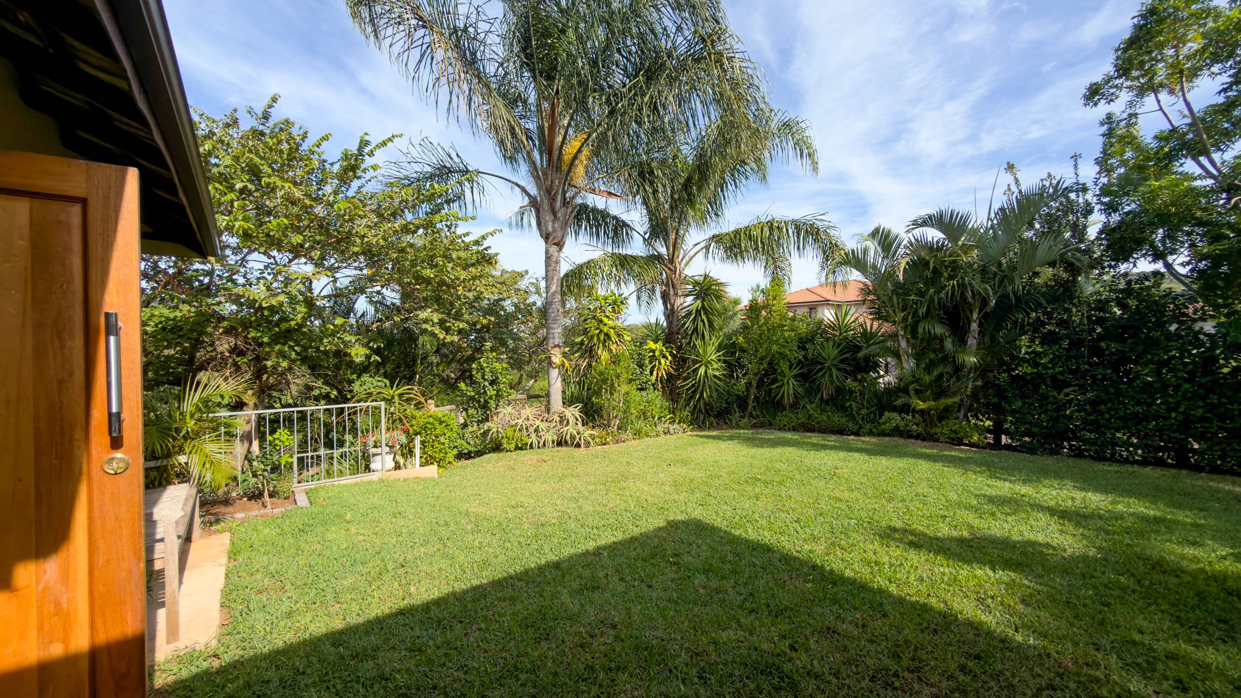  Forest Retreat with Solar Power and Exceptional Outdoor Living in Seaward Estate - 物件實景