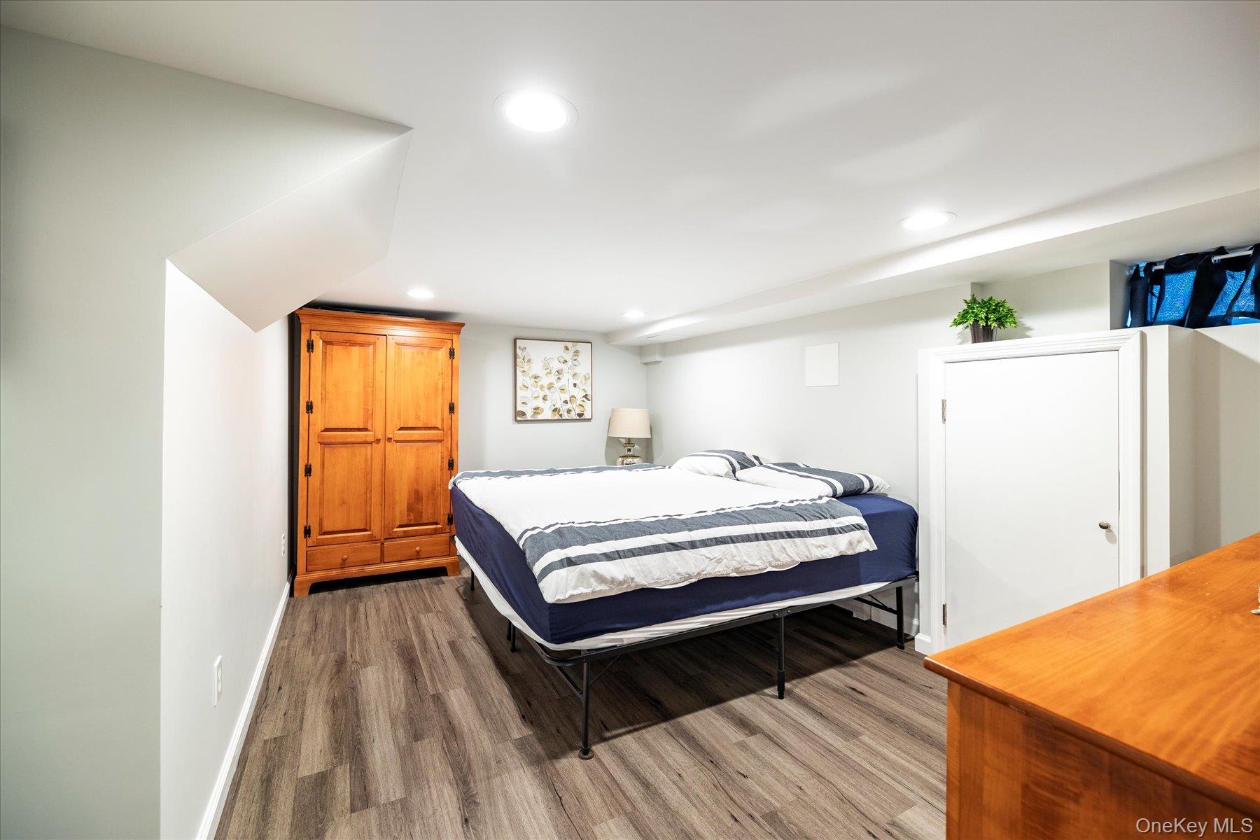 Lynbrook, New York, 11563, United States, 3 Bedrooms Bedrooms, ,2 BathroomsBathrooms,Residential,For Sale,1988362