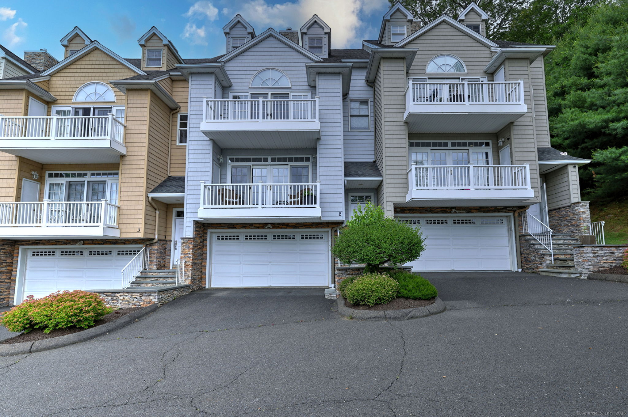 Shelton, Connecticut, 06484, United States, 2 Bedrooms Bedrooms, ,3 BathroomsBathrooms,Residential,For Sale,1933368