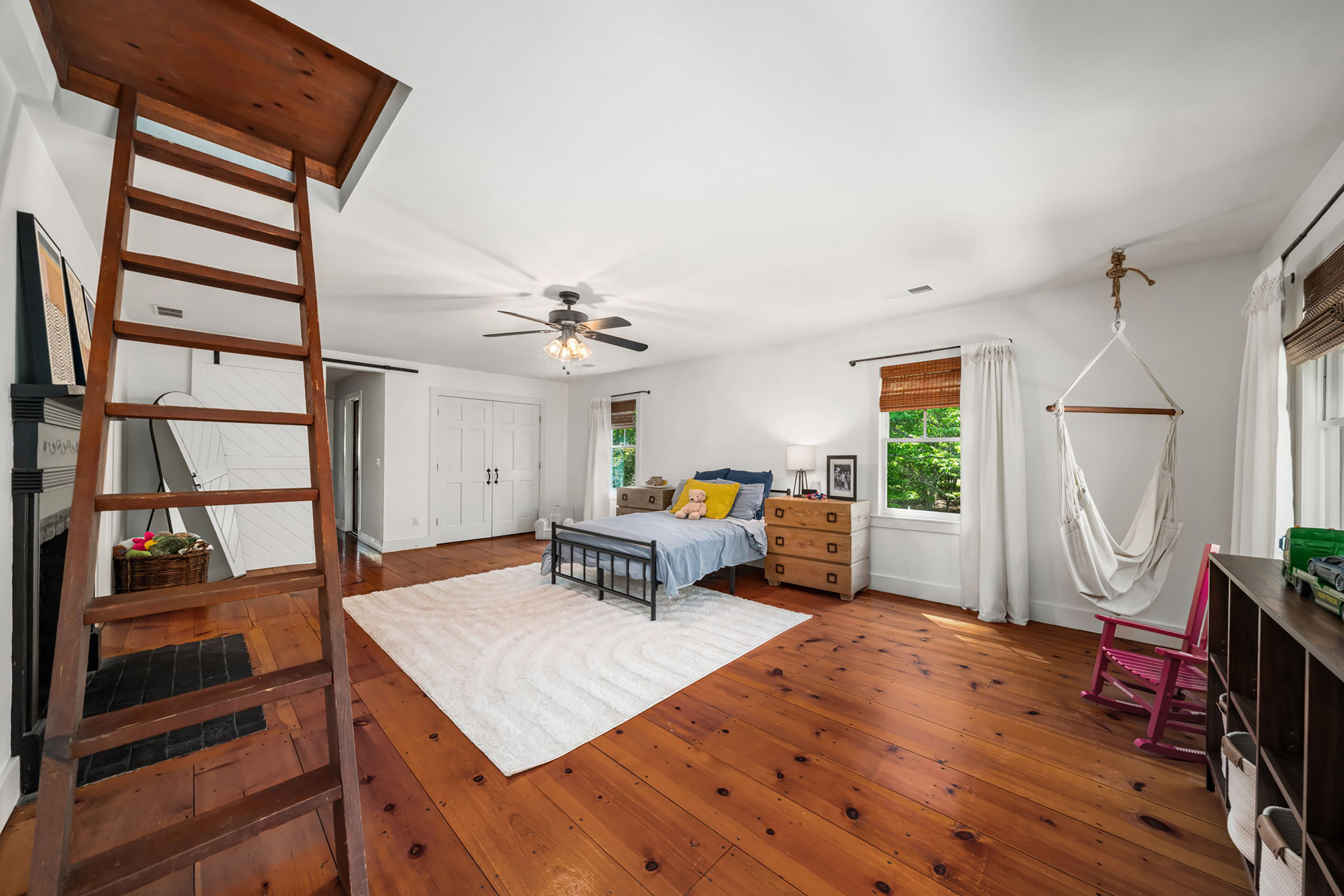  Live Timeless in Coveted Farmhouse on 4+ Private Gated Acres In Roswell - 物件實景
